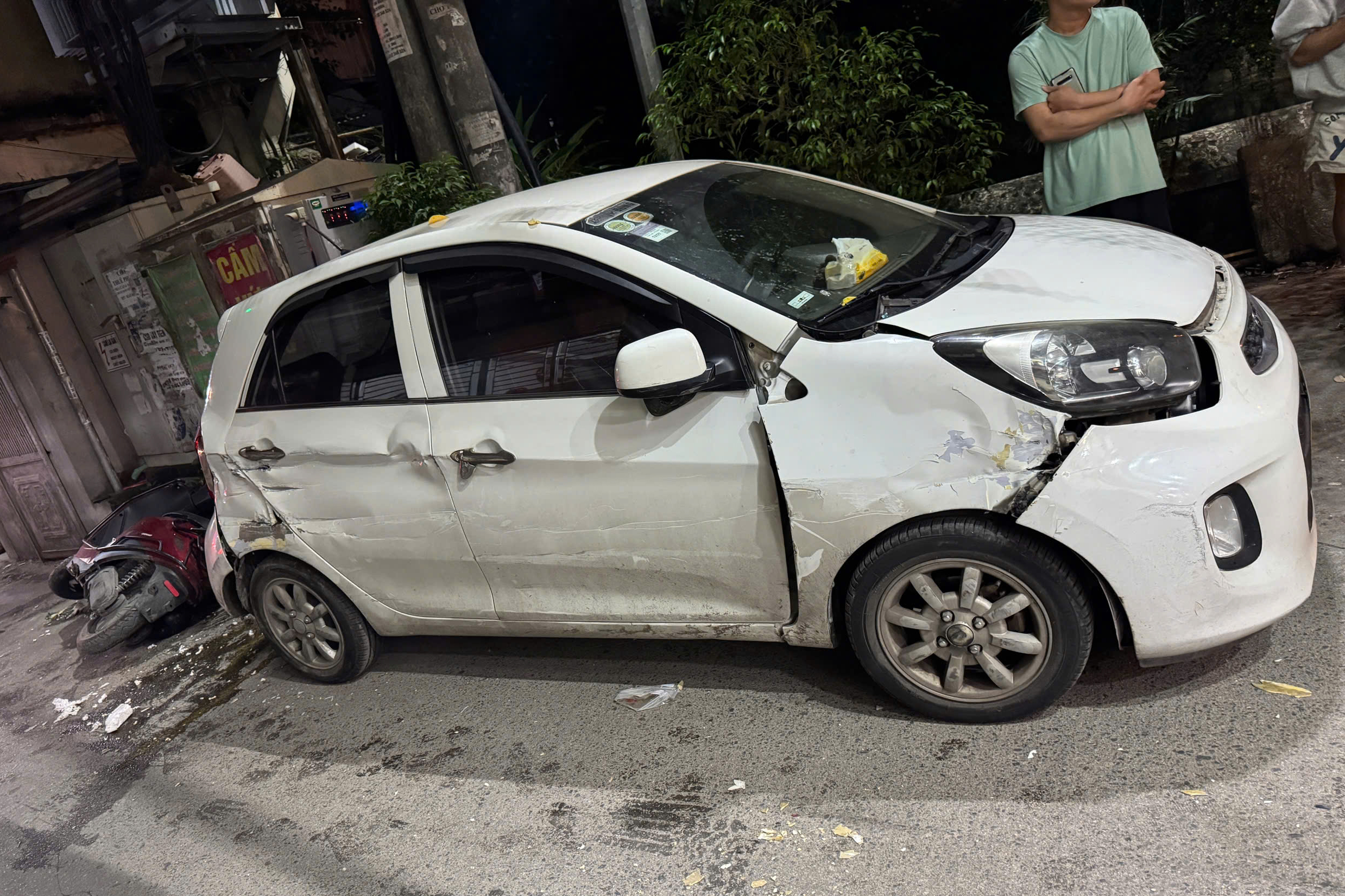 C&ocirc;ng an H&agrave; Nội truy t&igrave;m t&agrave;i xế bỏ lại xe tải sau vụ t&ocirc;ng 2 &ocirc; t&ocirc; v&agrave; 5 xe m&aacute;y- Ảnh 1.