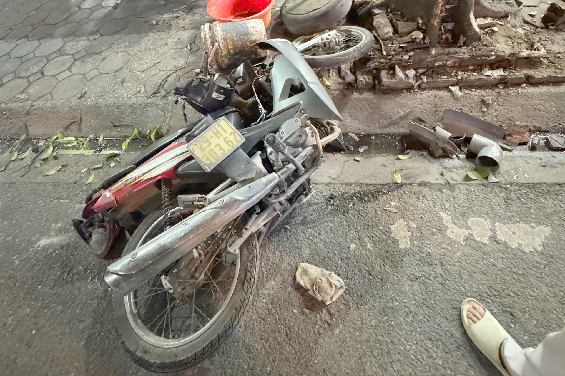 C&ocirc;ng an H&agrave; Nội truy t&igrave;m t&agrave;i xế bỏ lại xe tải sau vụ t&ocirc;ng 2 &ocirc; t&ocirc; v&agrave; 5 xe m&aacute;y- Ảnh 2.