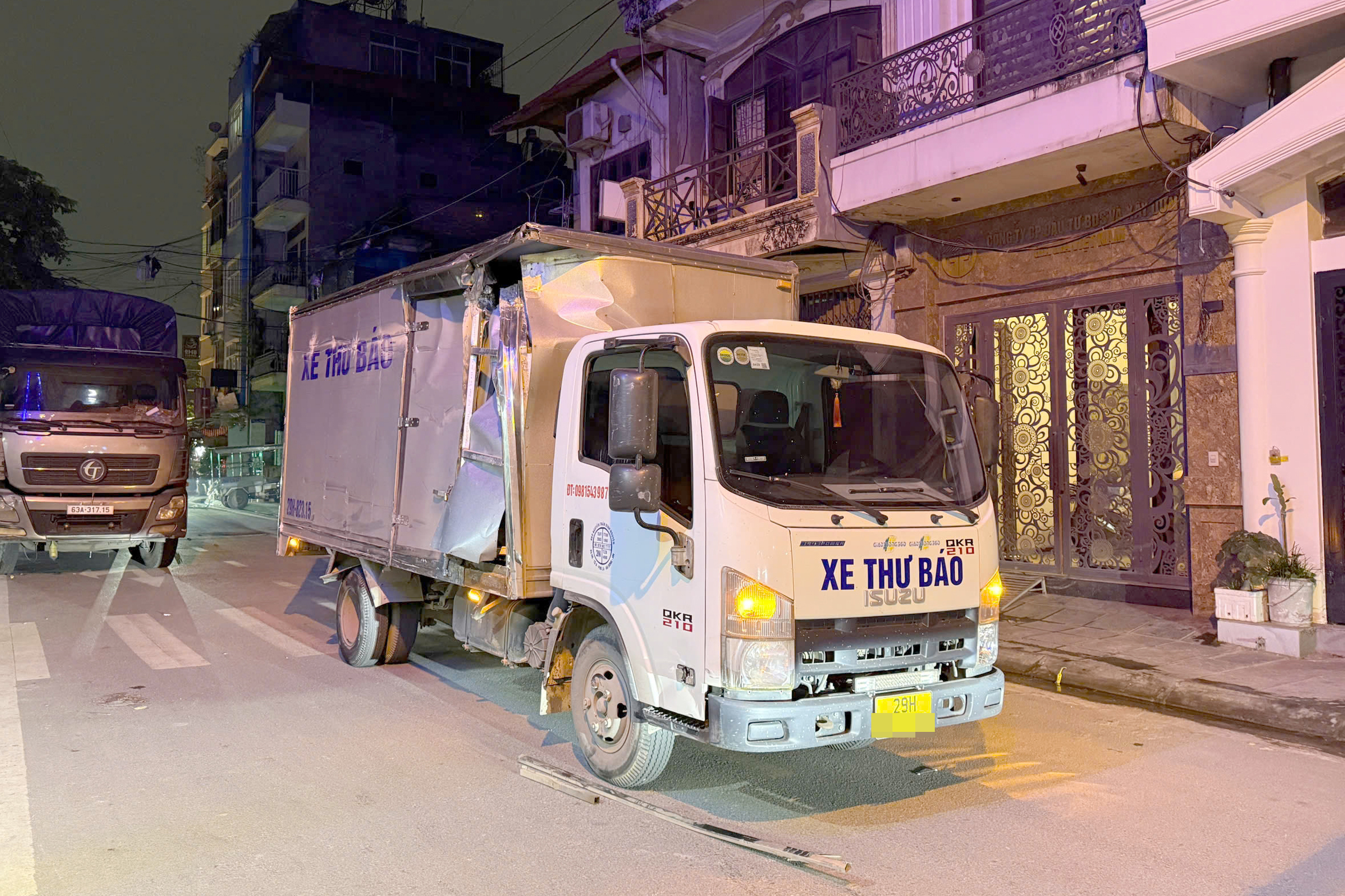 C&ocirc;ng an H&agrave; Nội truy t&igrave;m t&agrave;i xế bỏ lại xe tải sau vụ t&ocirc;ng 2 &ocirc; t&ocirc; v&agrave; 5 xe m&aacute;y- Ảnh 3.