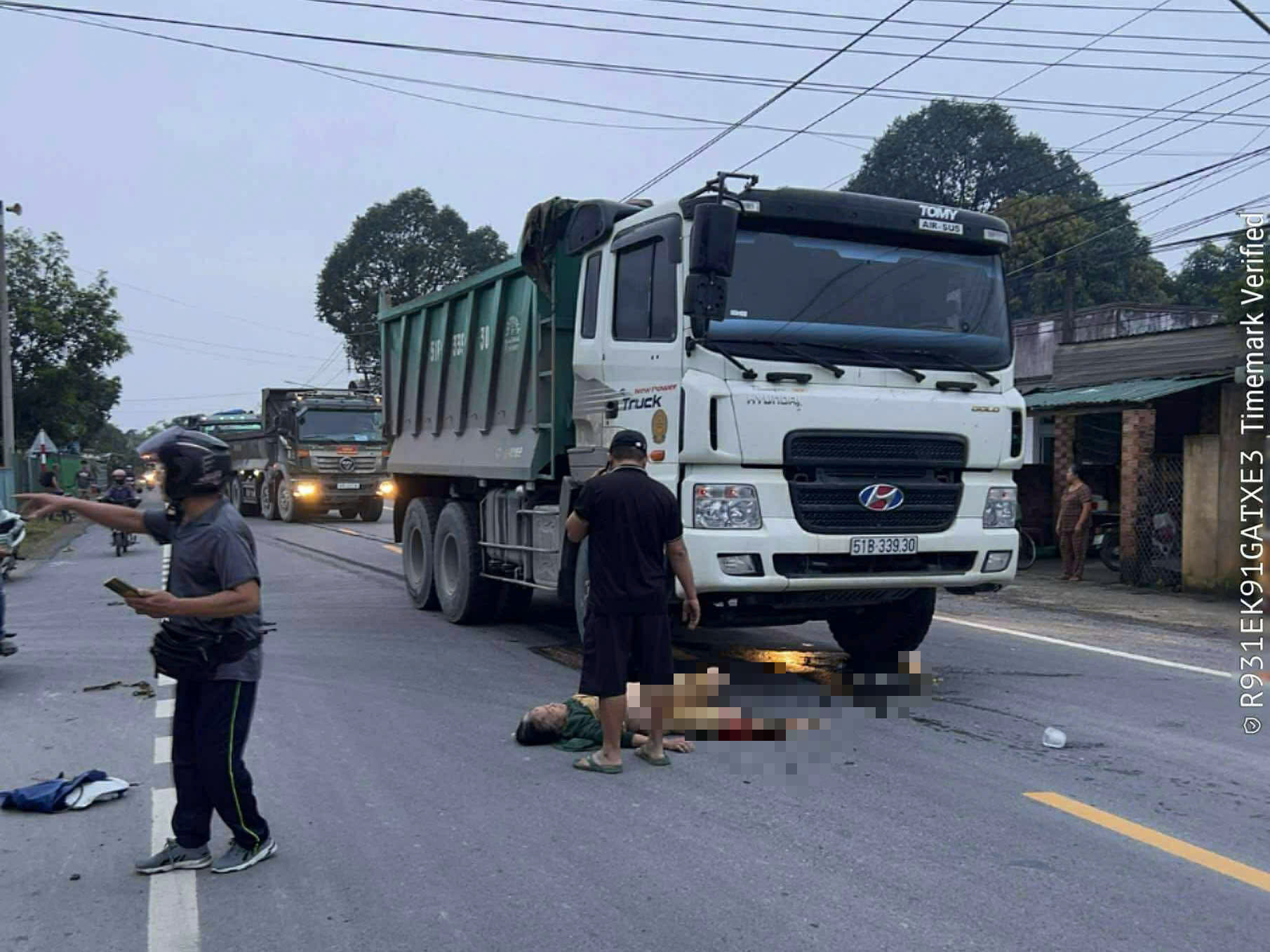 TP.HCM: Xe ben t&ocirc;ng xe m&aacute;y, c&aacute;n n&aacute;t một ch&acirc;n người phụ nữ- Ảnh 1.