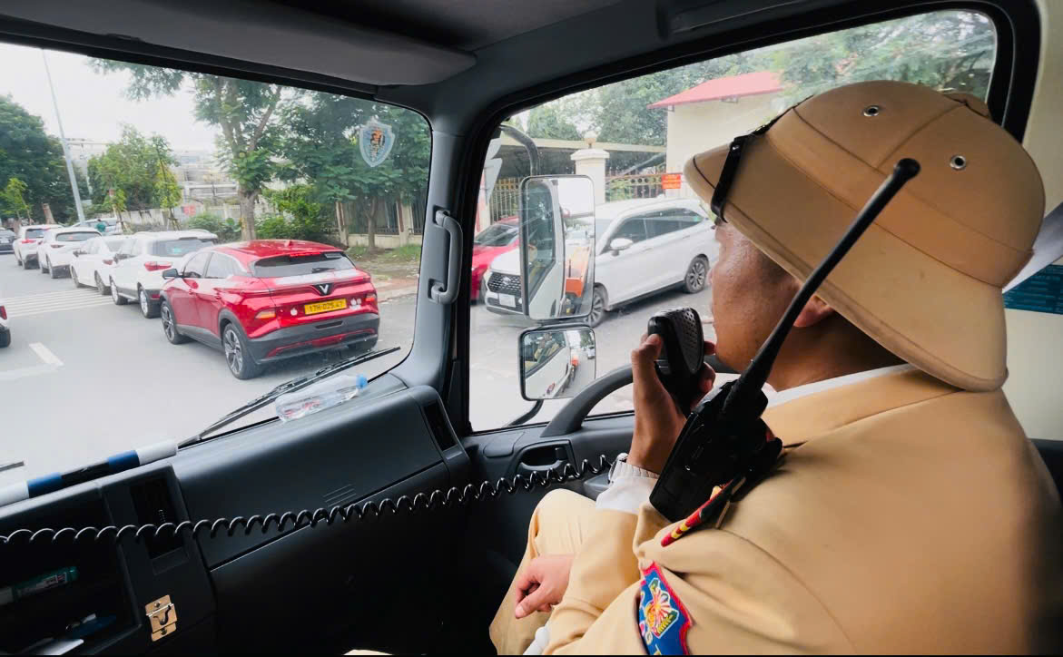 CSGT mật phục ghi h&igrave;nh, xử l&yacute; loạt &ocirc; t&ocirc; dừng đỗ t&ugrave;y tiện trước s&acirc;n bay Nội B&agrave;i- Ảnh 1.