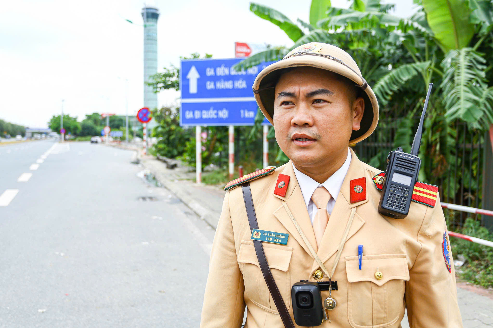 CSGT mật phục ghi h&igrave;nh, xử l&yacute; loạt &ocirc; t&ocirc; dừng đỗ t&ugrave;y tiện trước s&acirc;n bay Nội B&agrave;i- Ảnh 12.