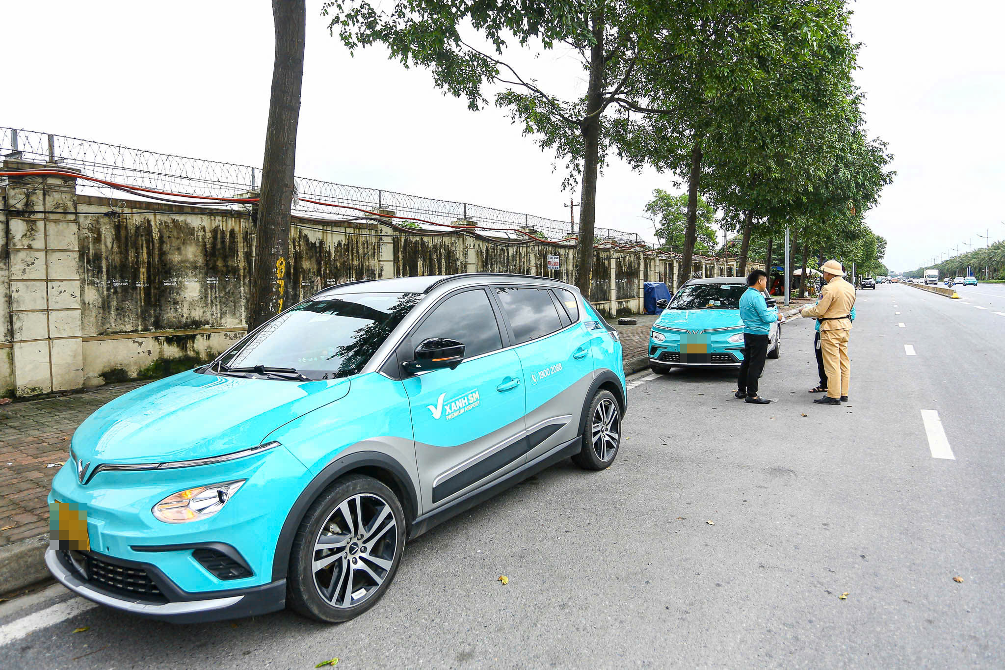 CSGT mật phục ghi h&igrave;nh, xử l&yacute; loạt &ocirc; t&ocirc; dừng đỗ t&ugrave;y tiện trước s&acirc;n bay Nội B&agrave;i- Ảnh 5.