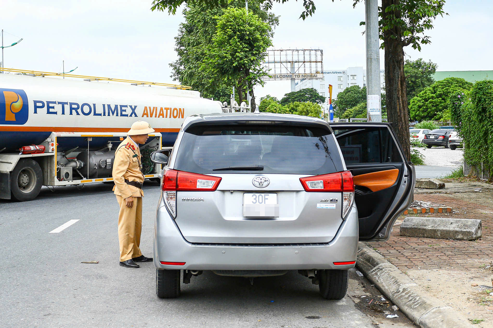 CSGT mật phục ghi h&igrave;nh, xử l&yacute; loạt &ocirc; t&ocirc; dừng đỗ t&ugrave;y tiện trước s&acirc;n bay Nội B&agrave;i- Ảnh 10.
