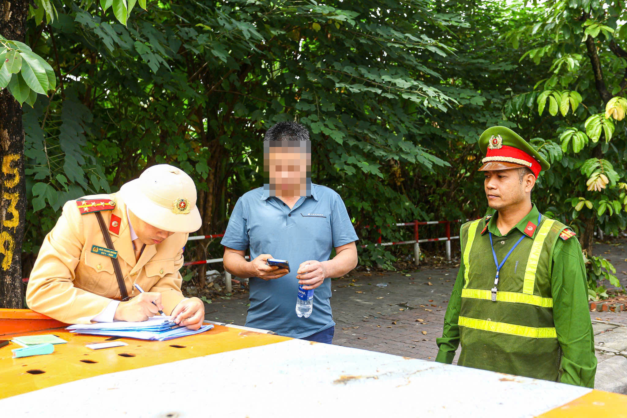 CSGT mật phục ghi h&igrave;nh, xử l&yacute; loạt &ocirc; t&ocirc; dừng đỗ t&ugrave;y tiện trước s&acirc;n bay Nội B&agrave;i- Ảnh 6.
