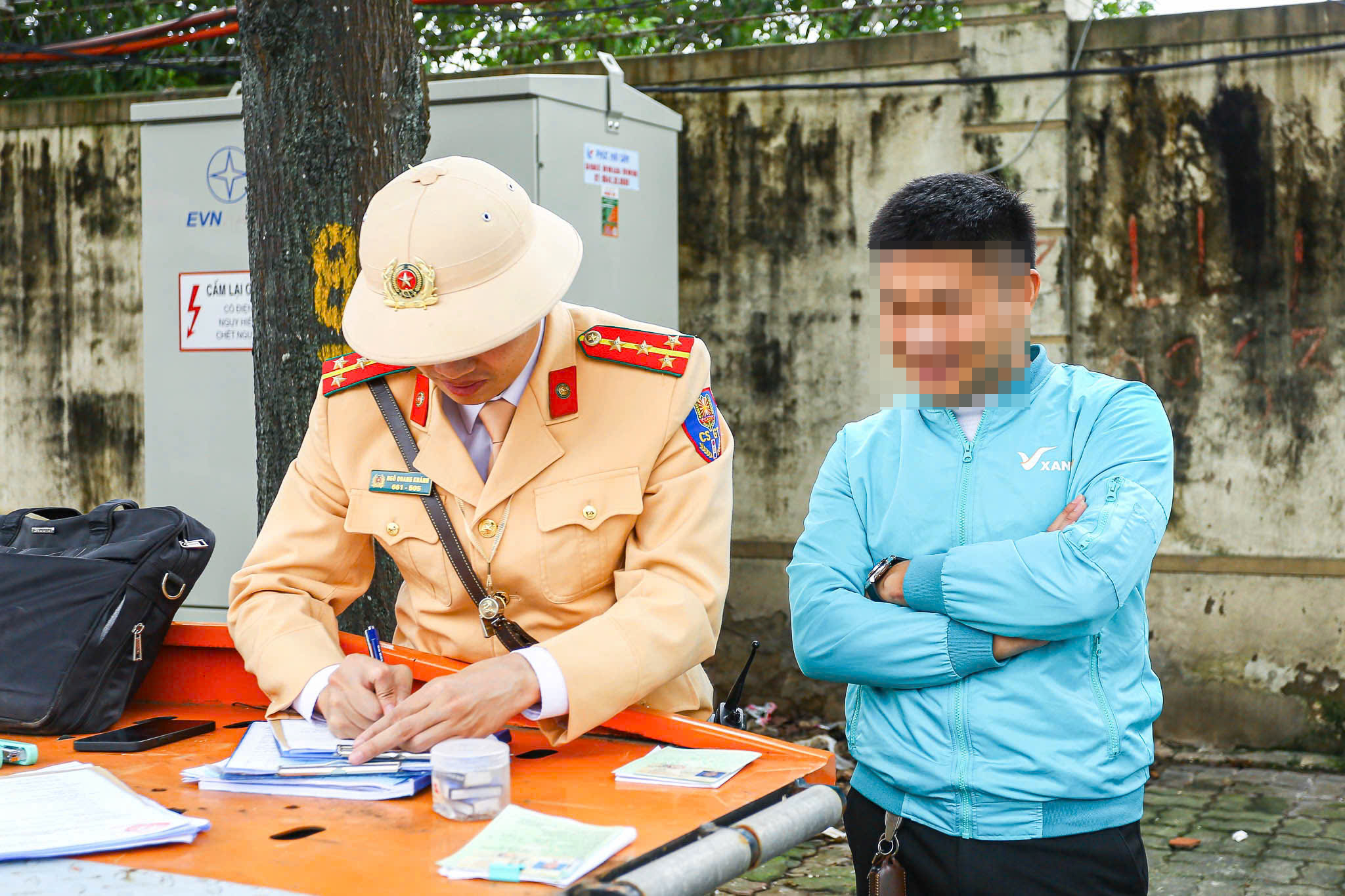 CSGT mật phục ghi h&igrave;nh, xử l&yacute; loạt &ocirc; t&ocirc; dừng đỗ t&ugrave;y tiện trước s&acirc;n bay Nội B&agrave;i- Ảnh 8.