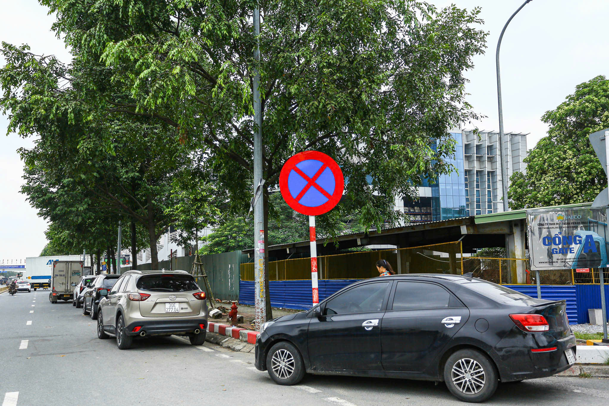 CSGT mật phục ghi h&igrave;nh, xử l&yacute; loạt &ocirc; t&ocirc; dừng đỗ t&ugrave;y tiện trước s&acirc;n bay Nội B&agrave;i- Ảnh 4.