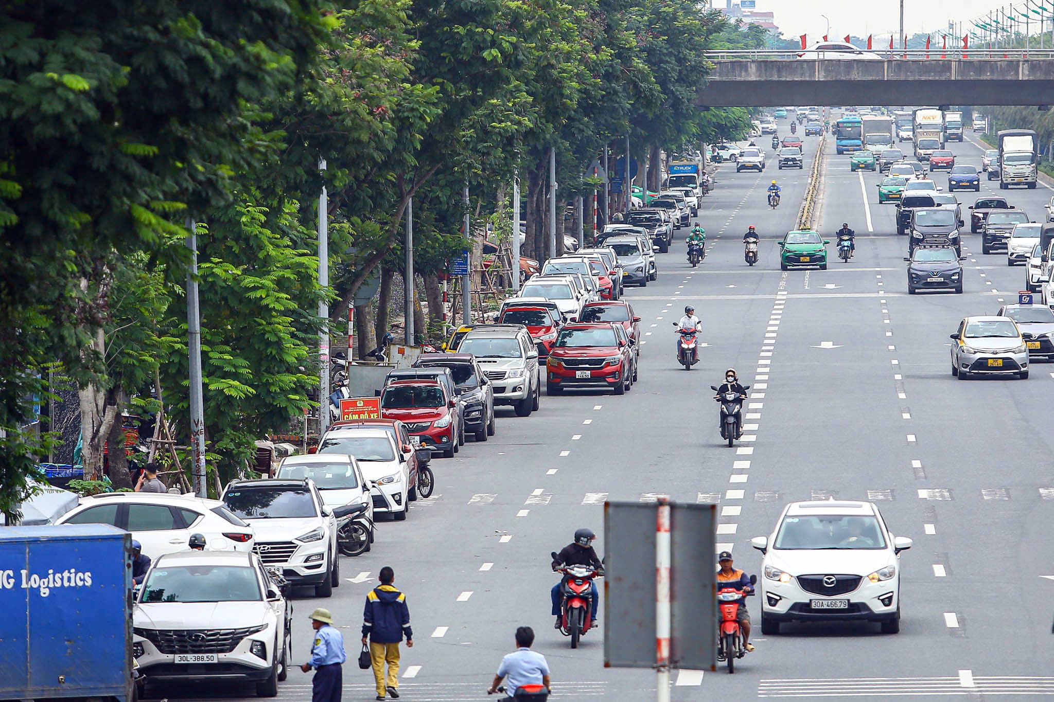 CSGT mật phục ghi h&igrave;nh, xử l&yacute; loạt &ocirc; t&ocirc; dừng đỗ t&ugrave;y tiện trước s&acirc;n bay Nội B&agrave;i- Ảnh 2.