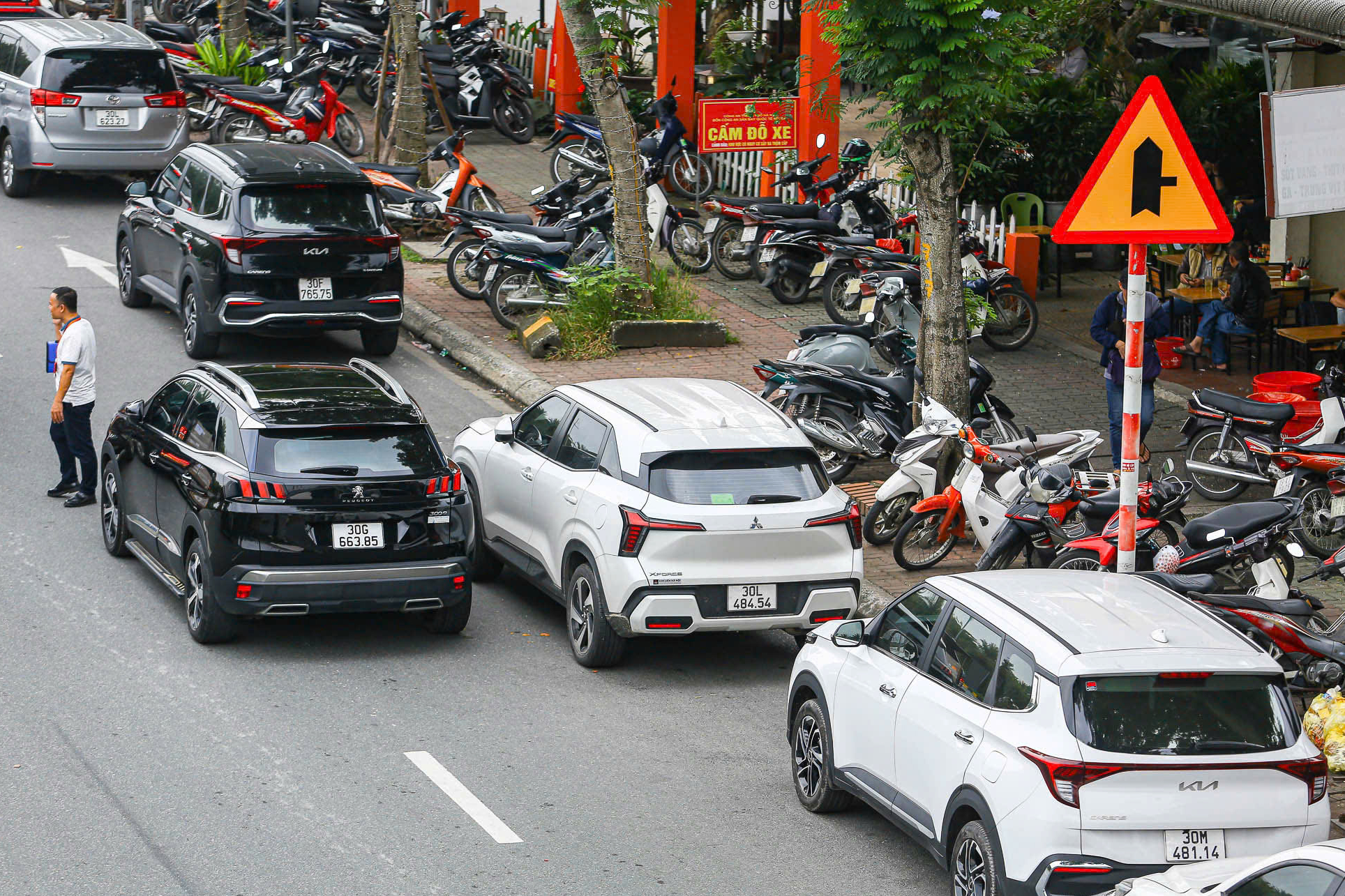 CSGT mật phục ghi h&igrave;nh, xử l&yacute; loạt &ocirc; t&ocirc; dừng đỗ t&ugrave;y tiện trước s&acirc;n bay Nội B&agrave;i- Ảnh 3.