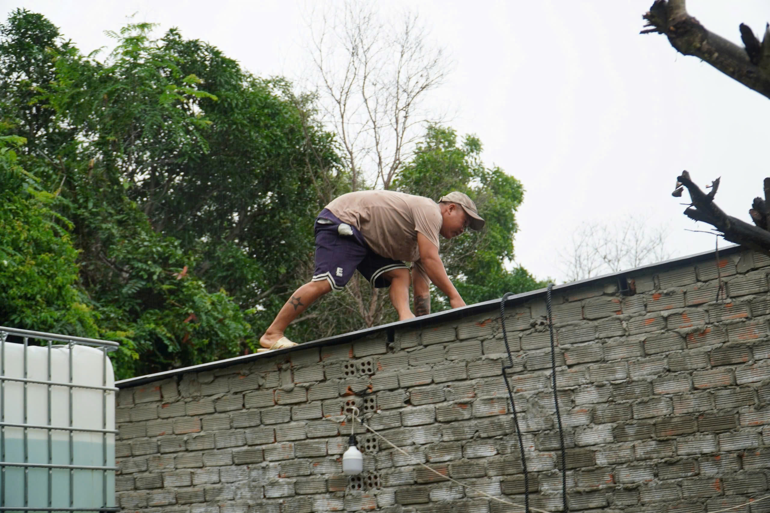 Tin tức mới nhất b&atilde;o số 13: Sạt lở nghi&ecirc;m trọng tại đ&egrave;o T&ocirc; Na tr&ecirc;n QL25- Ảnh 23.