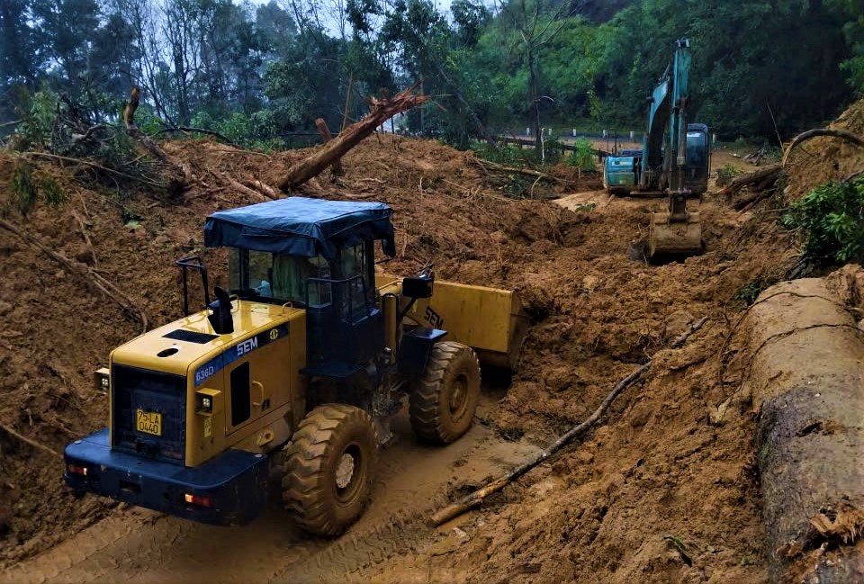 Huế: Huy động 100 c&ocirc;ng nh&acirc;n, nỗ lực th&ocirc;ng tuyến đường Hồ Ch&iacute; Minh nh&aacute;nh T&acirc;y trong tối 6/11- Ảnh 3.