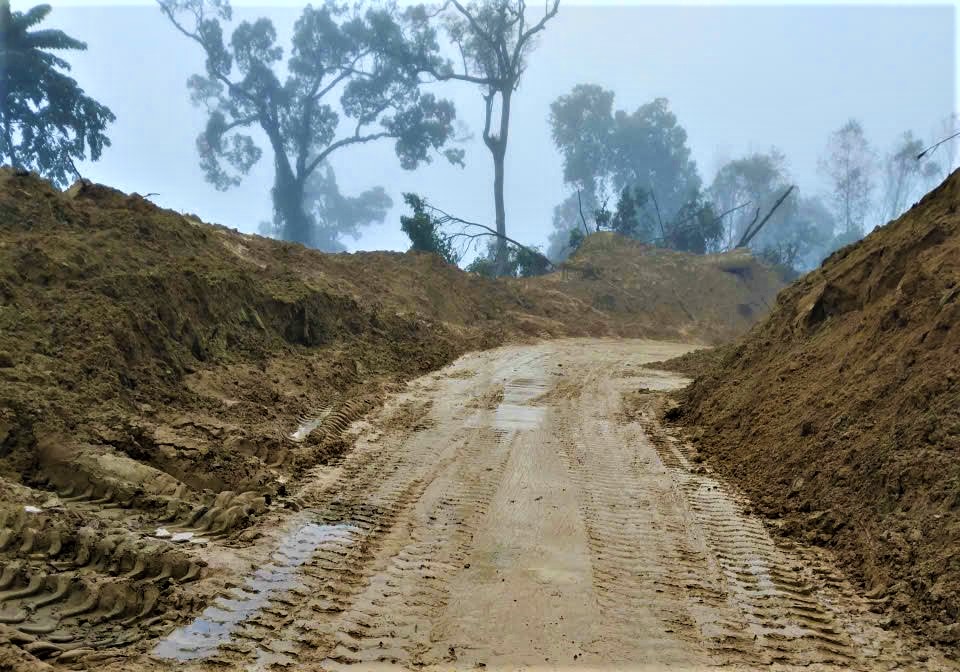 Huế: Huy động 100 c&ocirc;ng nh&acirc;n, nỗ lực th&ocirc;ng tuyến đường Hồ Ch&iacute; Minh nh&aacute;nh T&acirc;y trong tối 6/11- Ảnh 4.