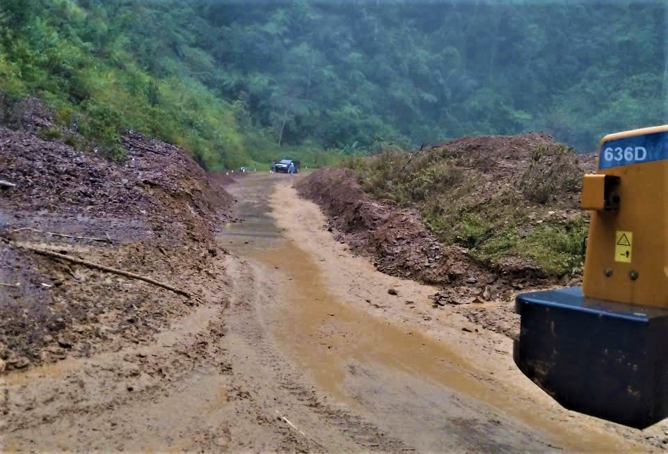 Huế: Huy động 100 c&ocirc;ng nh&acirc;n, nỗ lực th&ocirc;ng tuyến đường Hồ Ch&iacute; Minh nh&aacute;nh T&acirc;y trong tối 6/11- Ảnh 6.