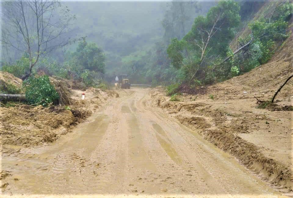 Huế: Huy động 100 c&ocirc;ng nh&acirc;n, nỗ lực th&ocirc;ng tuyến đường Hồ Ch&iacute; Minh nh&aacute;nh T&acirc;y trong tối 6/11- Ảnh 9.