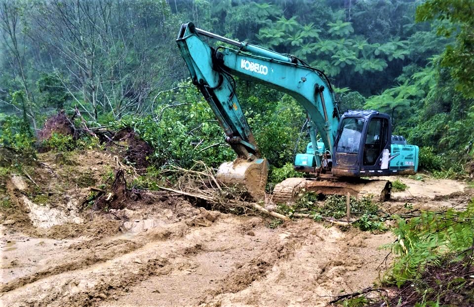 Huế: Huy động 100 c&ocirc;ng nh&acirc;n, nỗ lực th&ocirc;ng tuyến đường Hồ Ch&iacute; Minh nh&aacute;nh T&acirc;y trong tối 6/11- Ảnh 12.