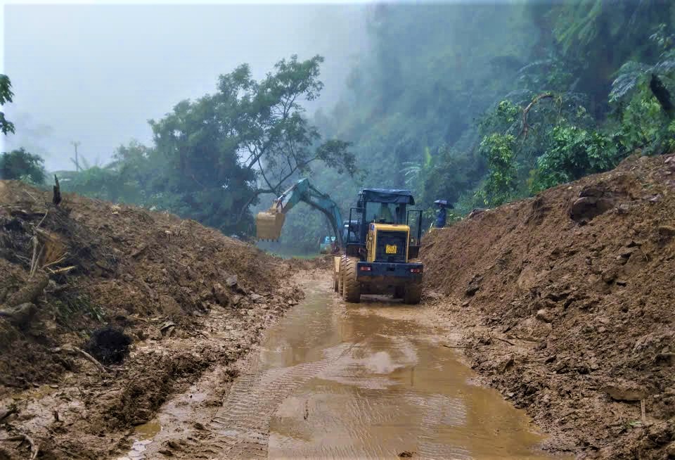 Huế: Huy động 100 c&ocirc;ng nh&acirc;n, nỗ lực th&ocirc;ng tuyến đường Hồ Ch&iacute; Minh nh&aacute;nh T&acirc;y trong tối 6/11- Ảnh 14.