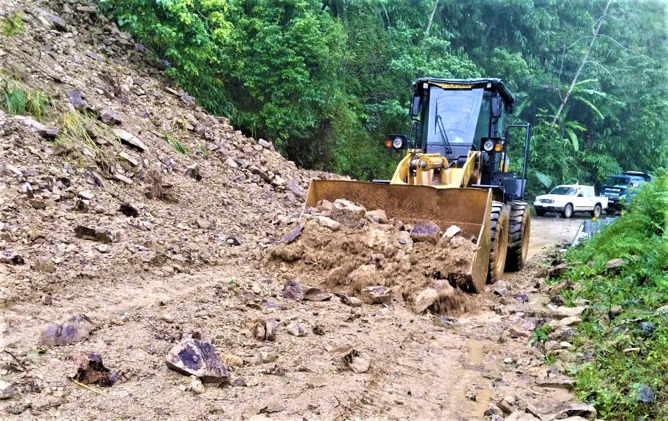 Huế: Huy động 100 c&ocirc;ng nh&acirc;n, nỗ lực th&ocirc;ng tuyến đường Hồ Ch&iacute; Minh nh&aacute;nh T&acirc;y trong tối 6/11- Ảnh 15.