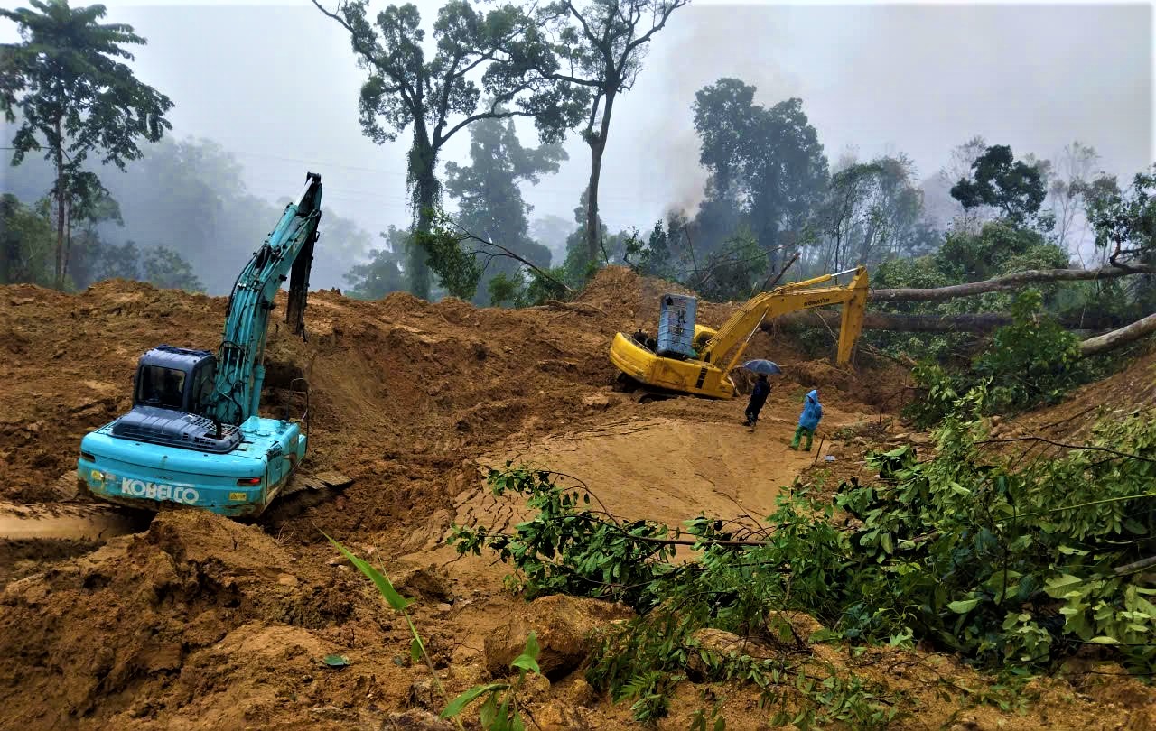 Huế: Huy động 100 c&ocirc;ng nh&acirc;n, nỗ lực th&ocirc;ng tuyến đường Hồ Ch&iacute; Minh nh&aacute;nh T&acirc;y trong tối 6/11- Ảnh 1.