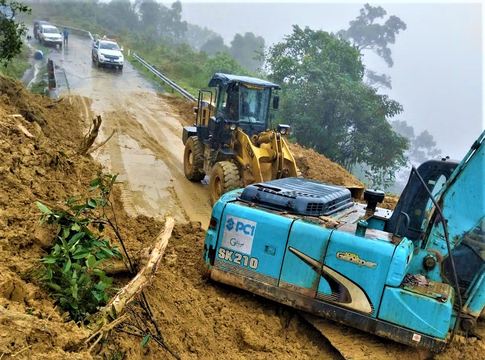 Huế: Huy động 100 c&ocirc;ng nh&acirc;n, nỗ lực th&ocirc;ng tuyến đường Hồ Ch&iacute; Minh nh&aacute;nh T&acirc;y trong tối 6/11- Ảnh 2.
