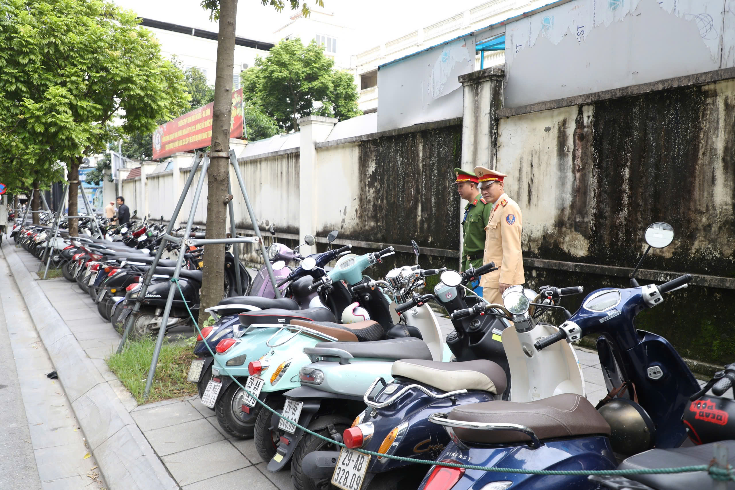 H&agrave; Nội: CSGT xử l&yacute; nhiều học sinh chưa đủ tuổi đi xe m&aacute;y đến trường- Ảnh 1.