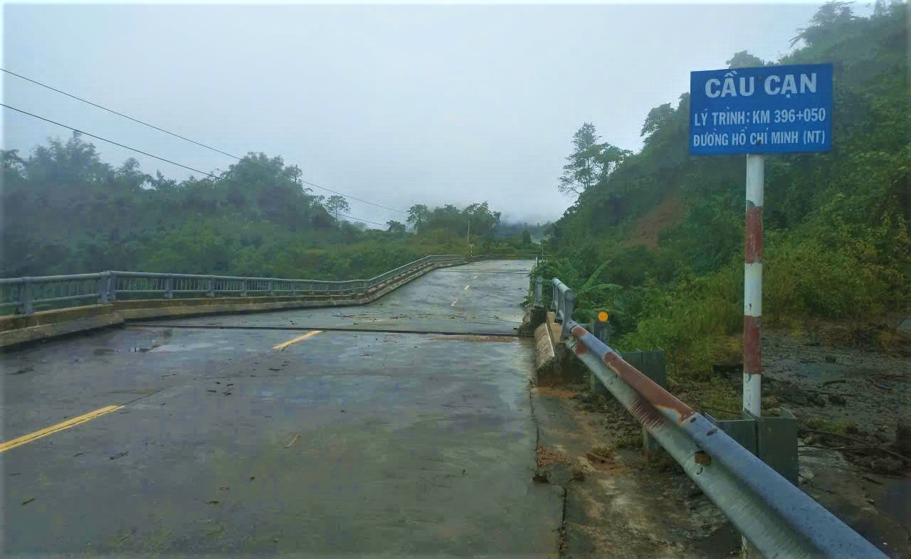 Huế: Huy động 100 c&ocirc;ng nh&acirc;n, nỗ lực th&ocirc;ng tuyến đường Hồ Ch&iacute; Minh nh&aacute;nh T&acirc;y trong tối 6/11- Ảnh 8.