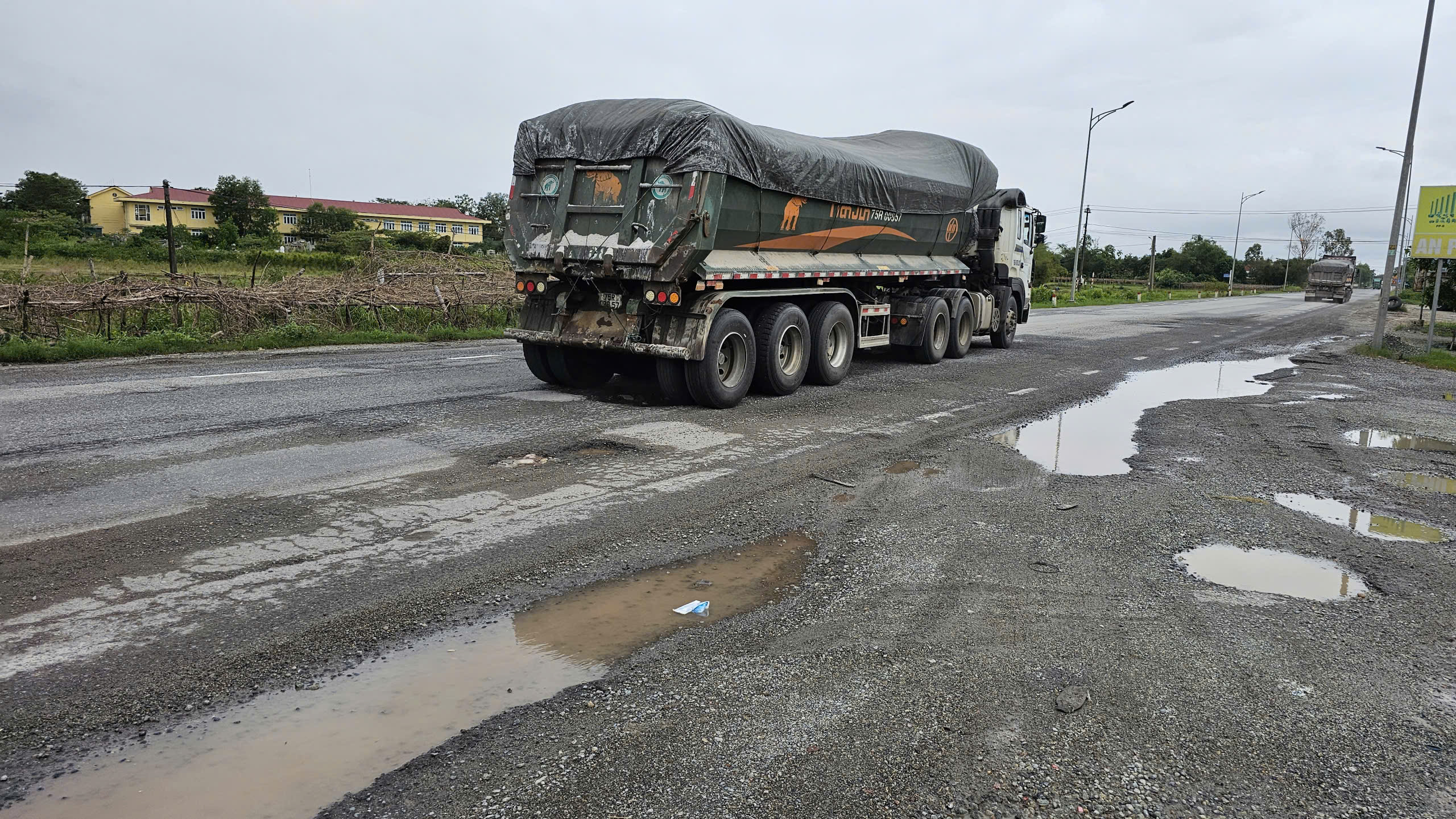 Huế: Rà soát, sửa chữa hư hỏng mặt đường quốc lộ 1 bong tróc sau mưa lũ- Ảnh 1. Huế: Rà soát, sửa chữa hư hỏng mặt đường quốc lộ 1 bong tróc sau mưa lũ- Ảnh 1.