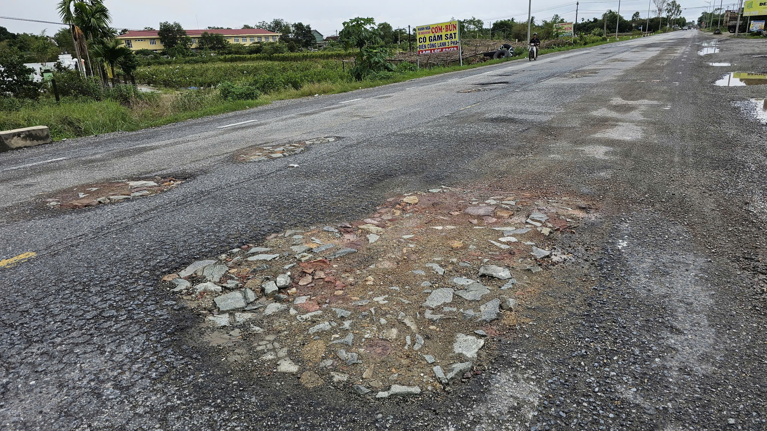 Huế: Rà soát, sửa chữa hư hỏng mặt đường quốc lộ 1 bong tróc sau mưa lũ- Ảnh 3. Huế: Rà soát, sửa chữa hư hỏng mặt đường quốc lộ 1 bong tróc sau mưa lũ- Ảnh 3.