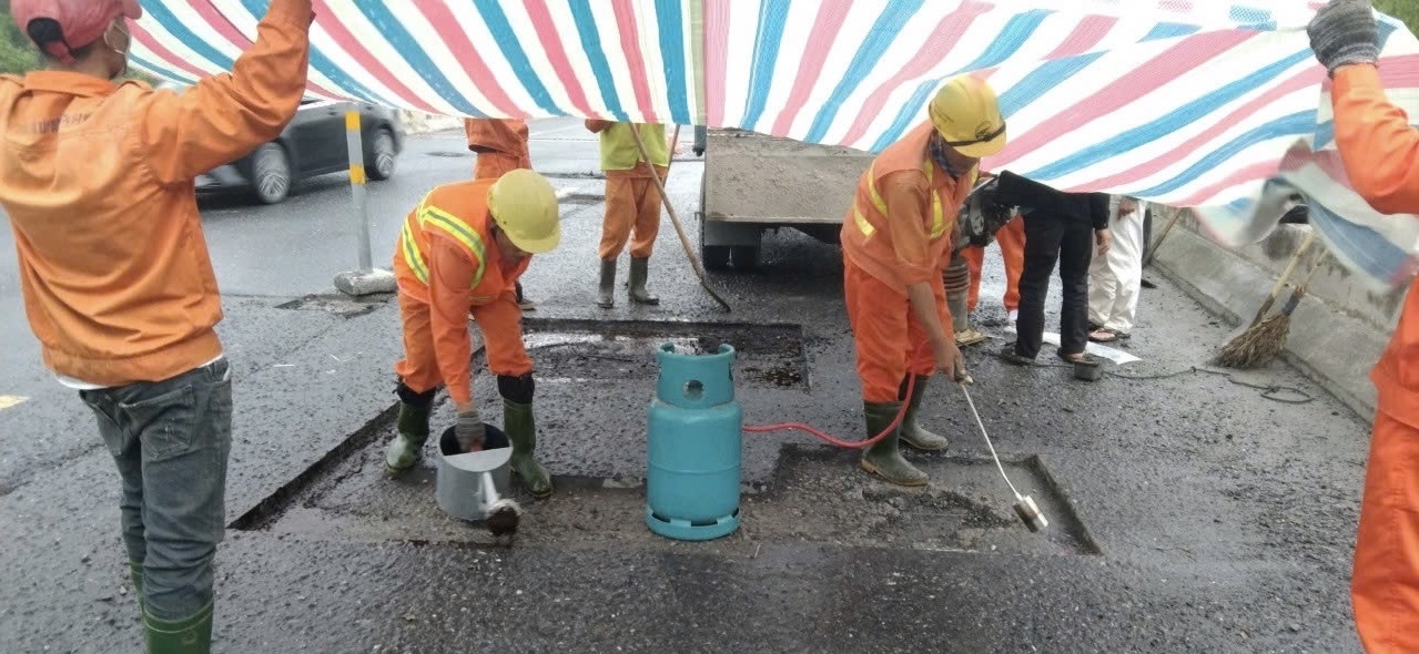 Huế: Rà soát, sửa chữa hư hỏng mặt đường quốc lộ 1 bong tróc sau mưa lũ- Ảnh 4. Huế: Rà soát, sửa chữa hư hỏng mặt đường quốc lộ 1 bong tróc sau mưa lũ- Ảnh 4.