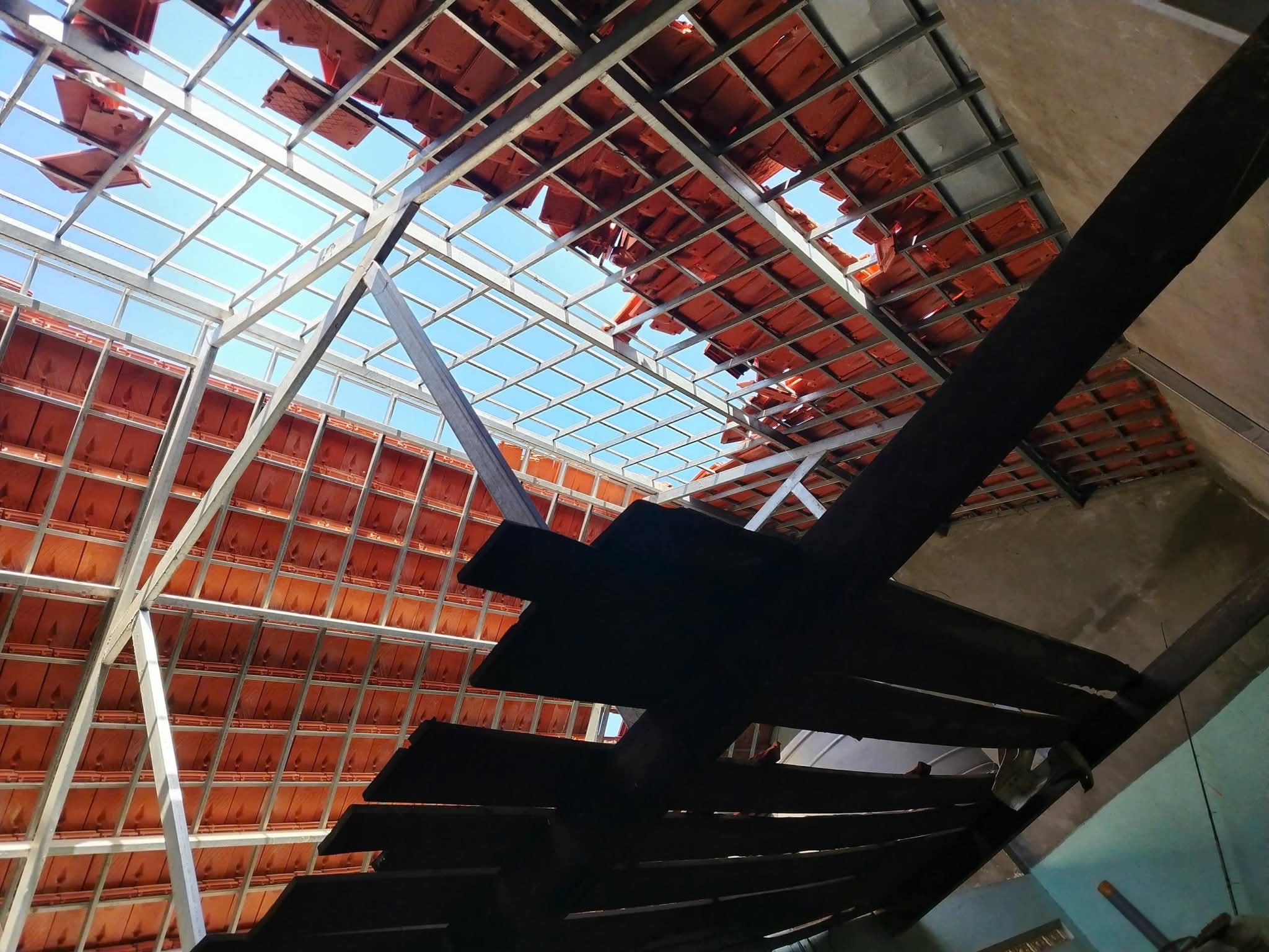 Bộ đội, c&ocirc;ng an gi&uacute;p người d&acirc;n Quảng Ng&atilde;i lợp m&aacute;i nh&agrave;, dọn c&acirc;y đổ, th&ocirc;ng đường sau b&atilde;o- Ảnh 2.