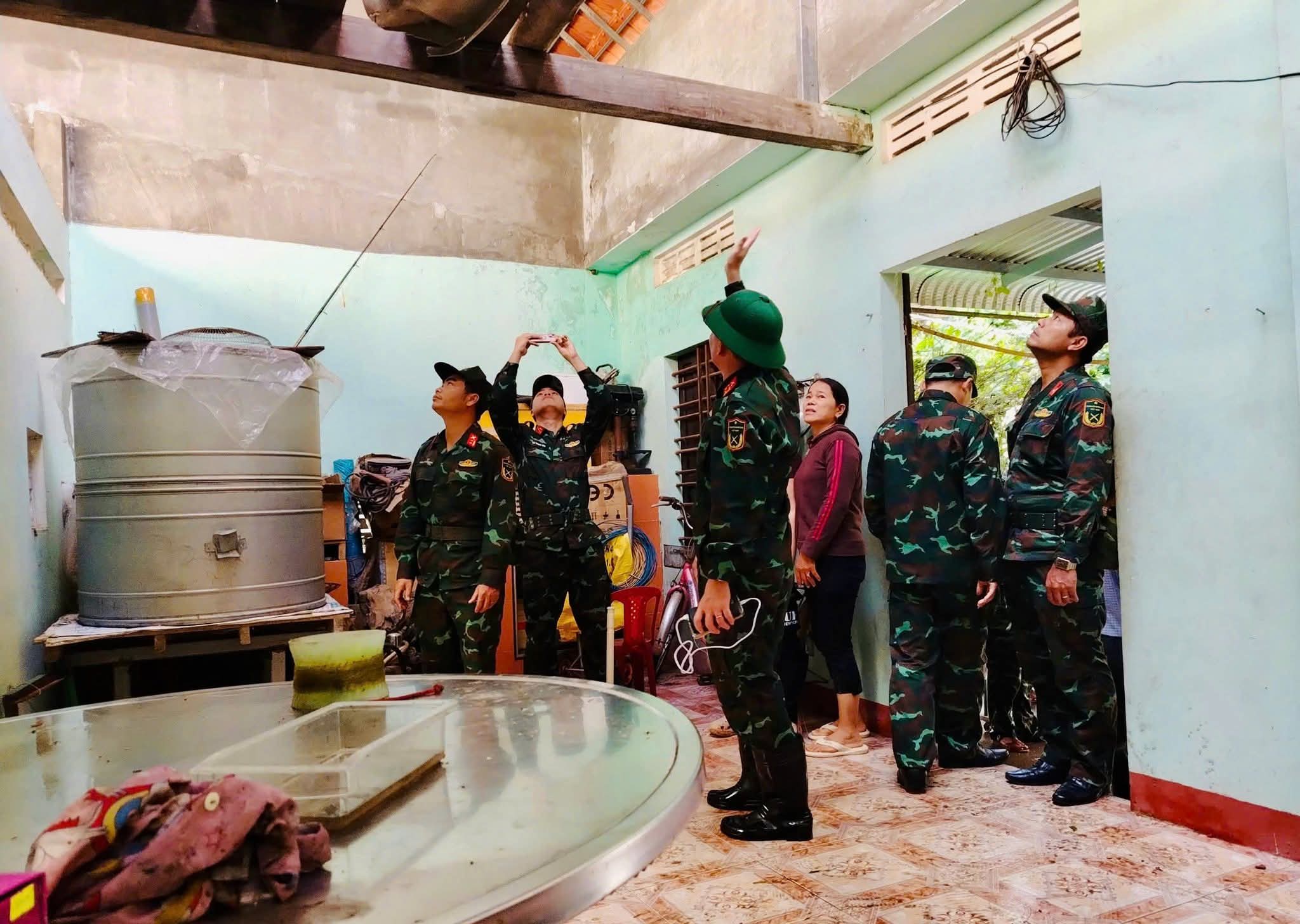 Bộ đội, c&ocirc;ng an gi&uacute;p người d&acirc;n Quảng Ng&atilde;i lợp m&aacute;i nh&agrave;, dọn c&acirc;y đổ, th&ocirc;ng đường sau b&atilde;o- Ảnh 3.
