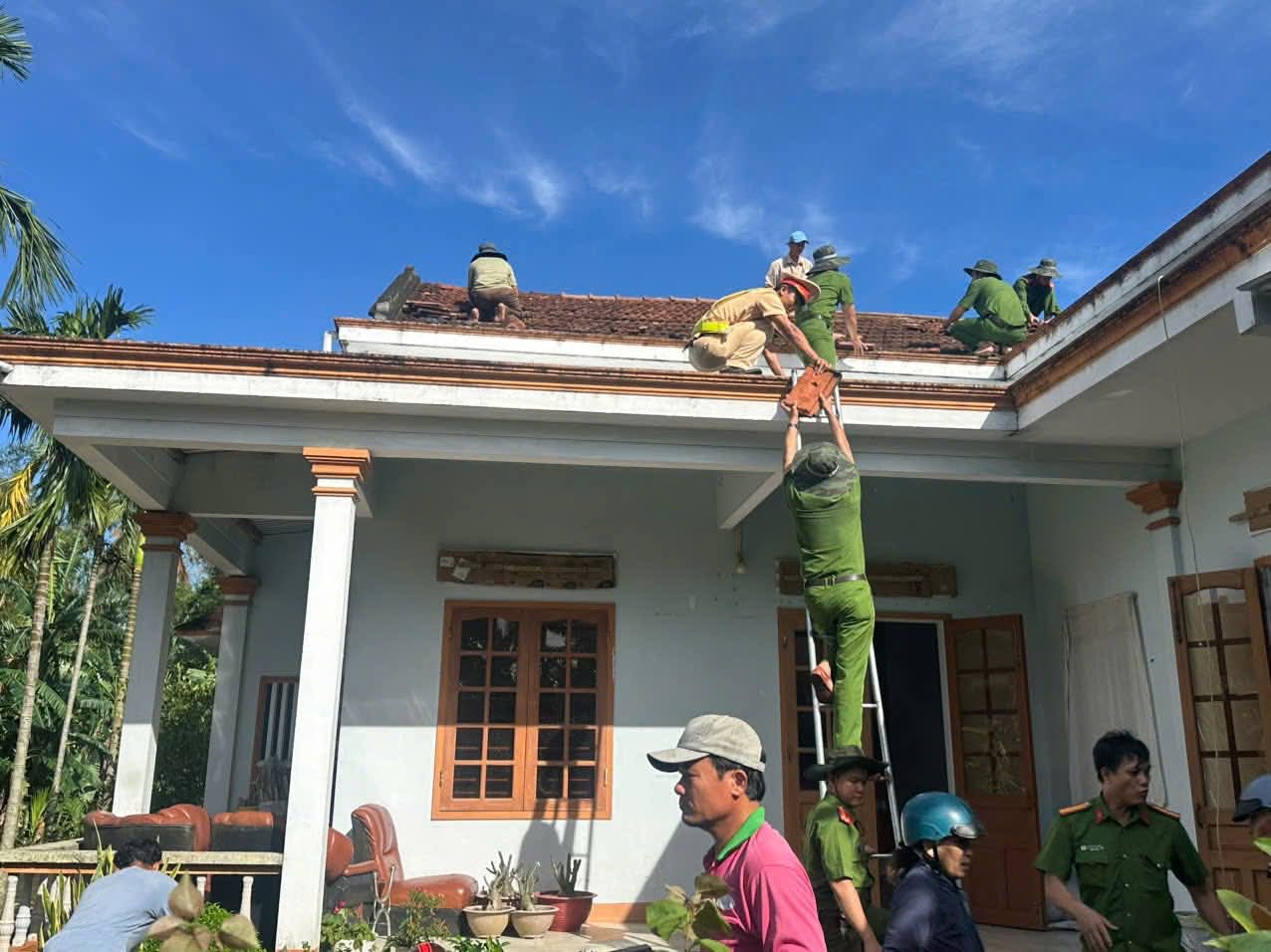Bộ đội, c&ocirc;ng an gi&uacute;p người d&acirc;n Quảng Ng&atilde;i lợp m&aacute;i nh&agrave;, dọn c&acirc;y đổ, th&ocirc;ng đường sau b&atilde;o- Ảnh 5.