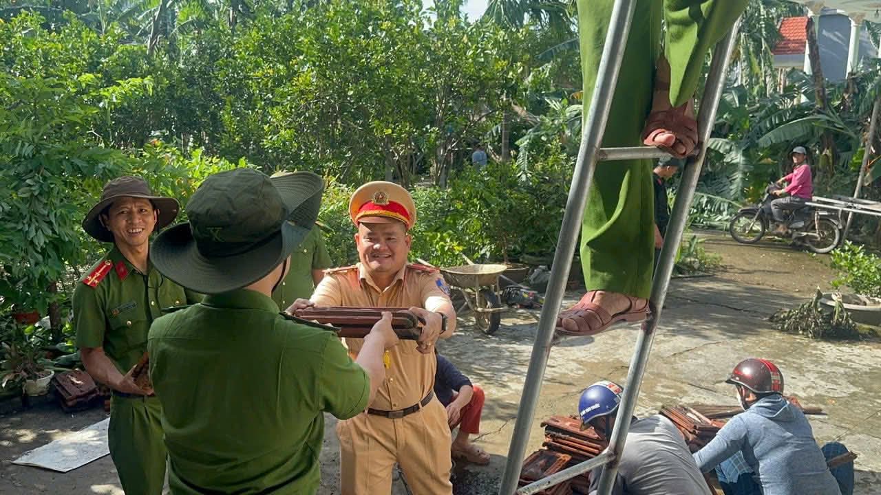 Bộ đội, c&ocirc;ng an gi&uacute;p người d&acirc;n Quảng Ng&atilde;i lợp m&aacute;i nh&agrave;, dọn c&acirc;y đổ, th&ocirc;ng đường sau b&atilde;o- Ảnh 6.