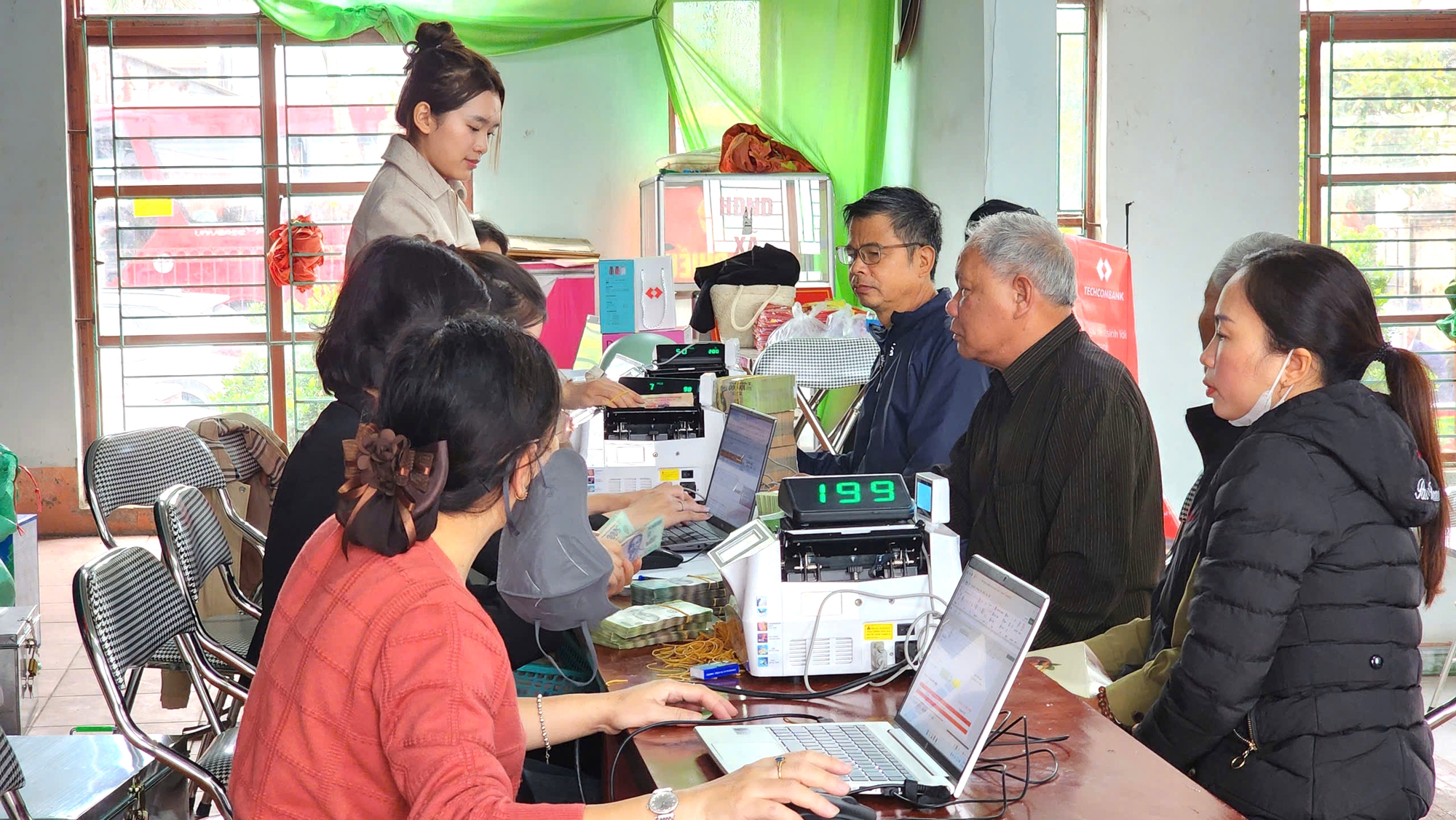 Người dân hồ hởi nhận bồi thường giải phóng mặt bằng sân bay Gia Bình- Ảnh 11. Người dân hồ hởi nhận bồi thường giải phóng mặt bằng sân bay Gia Bình- Ảnh 11.