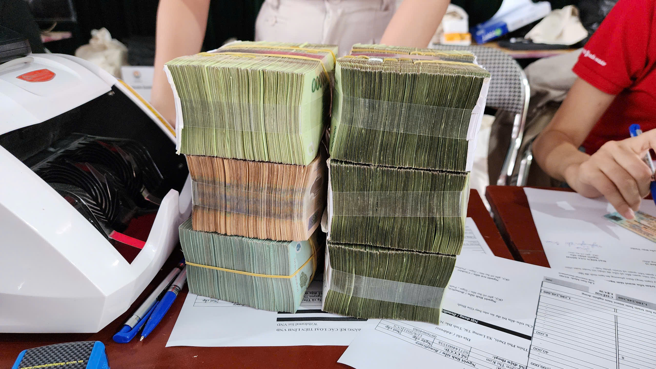 Người dân hồ hởi nhận bồi thường giải phóng mặt bằng sân bay Gia Bình- Ảnh 3. Người dân hồ hởi nhận bồi thường giải phóng mặt bằng sân bay Gia Bình- Ảnh 3.