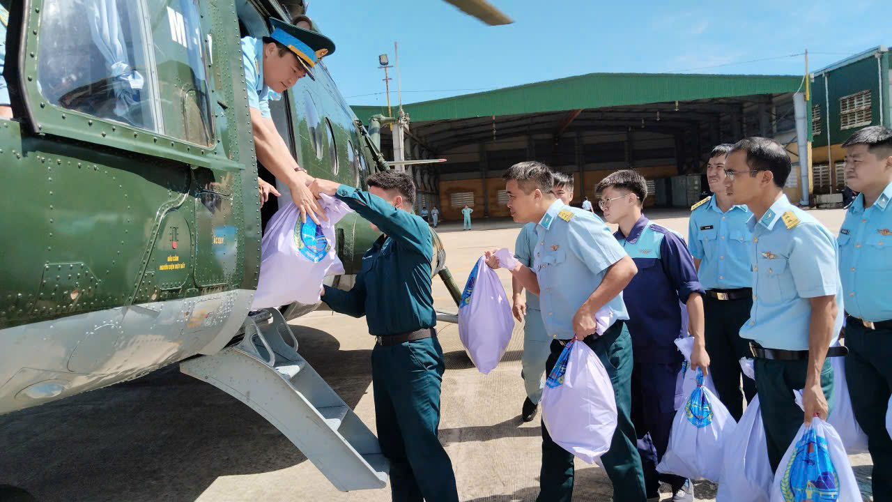 Trực thăng đ&atilde; đến L&yacute; Sơn, quần thảo t&igrave;m kiếm 3 người đ&agrave;n &ocirc;ng tr&ocirc;i dạt tr&ecirc;n th&uacute;ng- Ảnh 4.