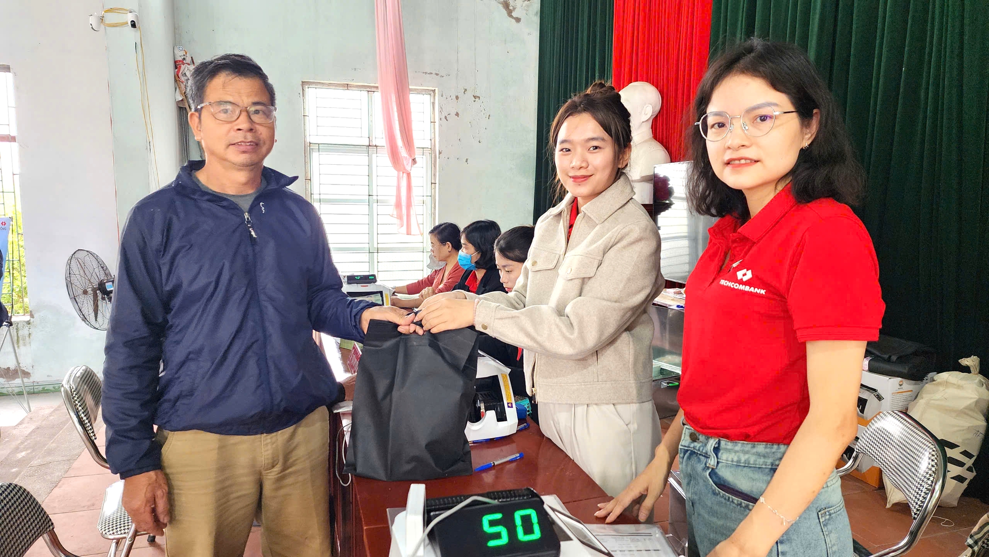 Người dân hồ hởi nhận bồi thường giải phóng mặt bằng sân bay Gia Bình- Ảnh 6. Người dân hồ hởi nhận bồi thường giải phóng mặt bằng sân bay Gia Bình- Ảnh 6.