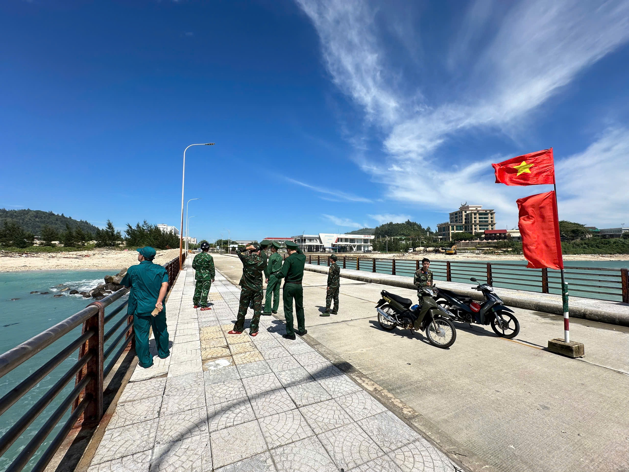 Trực thăng đ&atilde; đến L&yacute; Sơn, quần thảo t&igrave;m kiếm 3 người đ&agrave;n &ocirc;ng tr&ocirc;i dạt tr&ecirc;n th&uacute;ng- Ảnh 3.