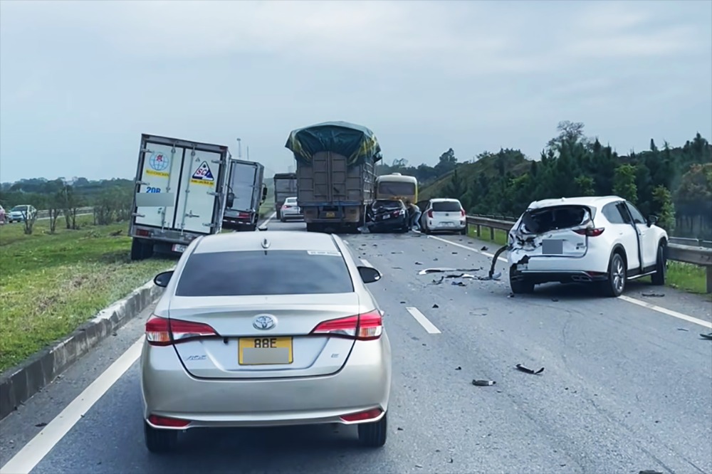 Điều tra vụ 6 &ocirc; t&ocirc; va chạm li&ecirc;n ho&agrave;n tr&ecirc;n cao tốc H&agrave; Nội - Th&aacute;i Nguy&ecirc;n- Ảnh 1.