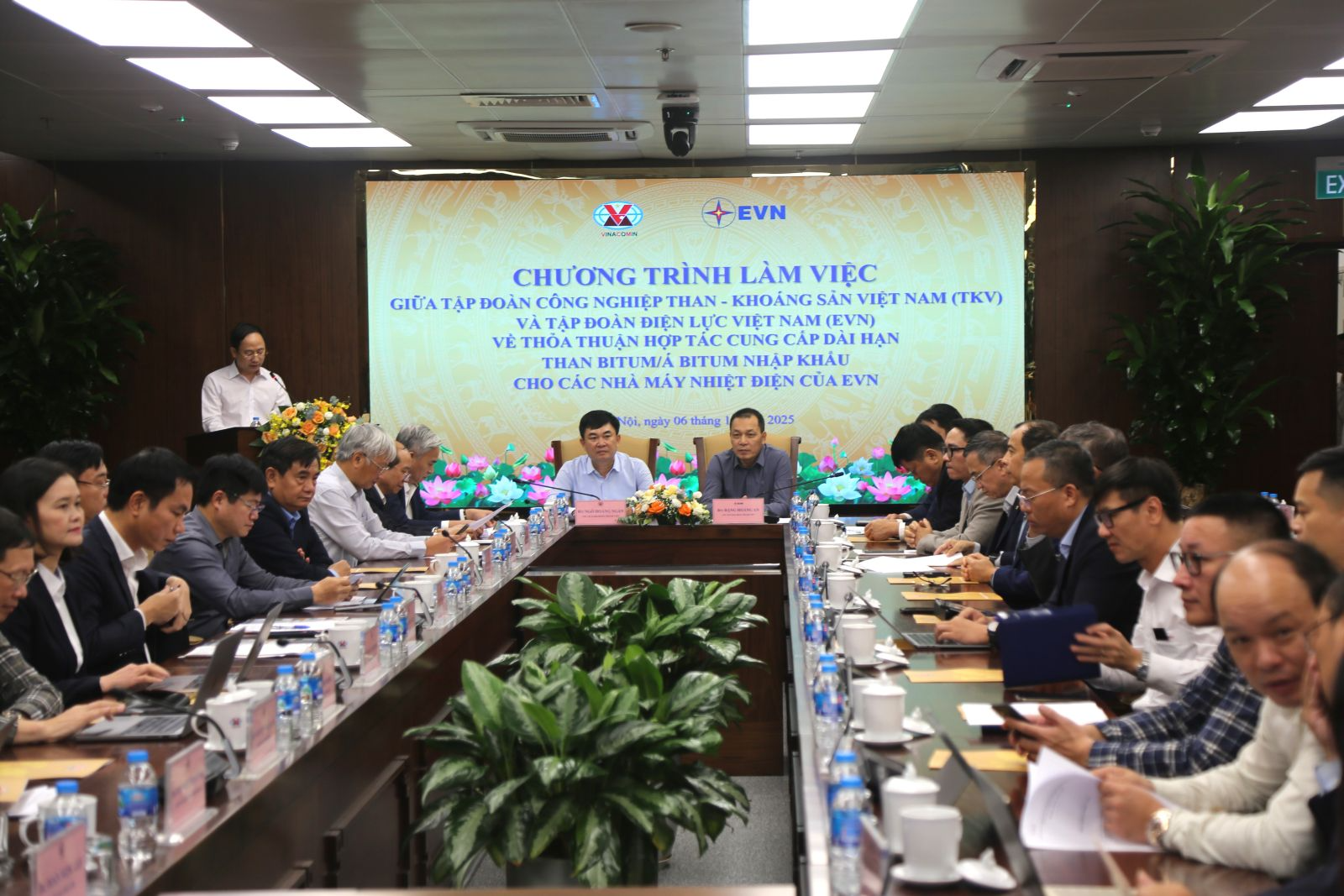 EVN v&agrave; TKV k&yacute; kết thỏa thuận hợp t&aacute;c d&agrave;i hạn cung cấp than nhập khẩu cho c&aacute;c nh&agrave; m&aacute;y điện- Ảnh 1.