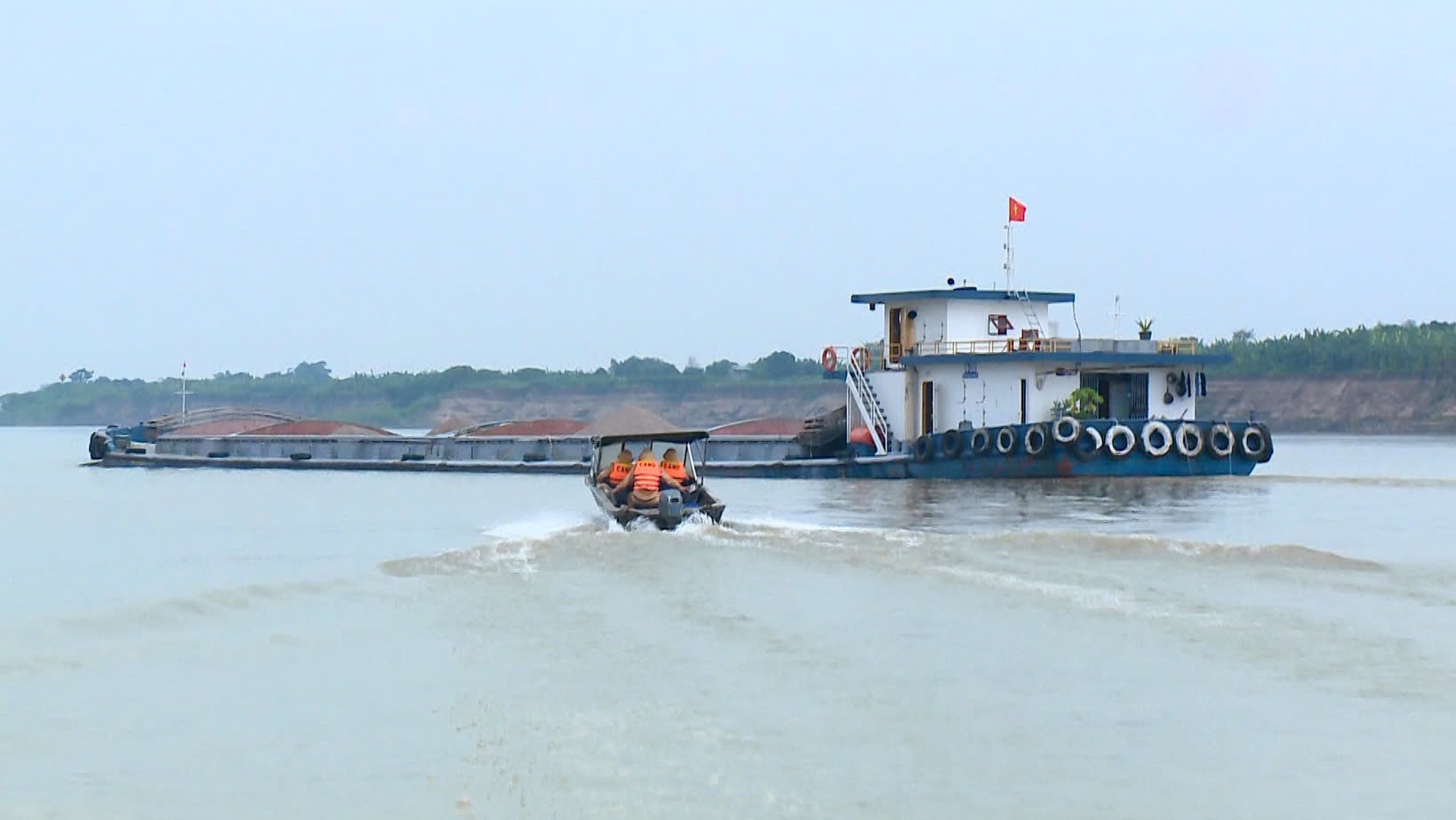 H&agrave; Nội xử l&yacute; nhiều bến b&atilde;i kh&ocirc;ng ph&eacute;p tr&ecirc;n tuyến đường thủy nội địa- Ảnh 1.