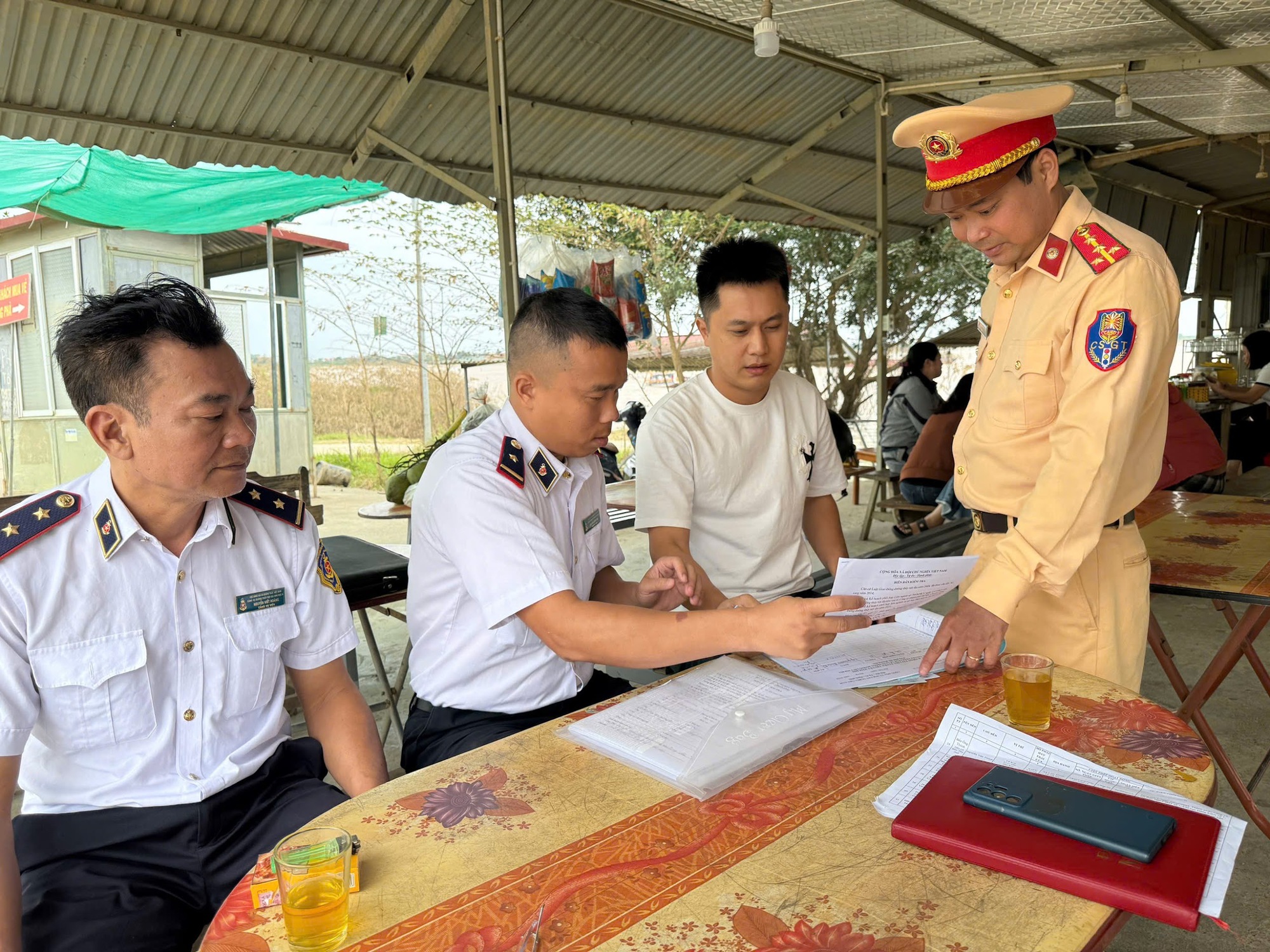 H&agrave; Nội xử l&yacute; nhiều bến b&atilde;i kh&ocirc;ng ph&eacute;p tr&ecirc;n tuyến đường thủy nội địa- Ảnh 2.