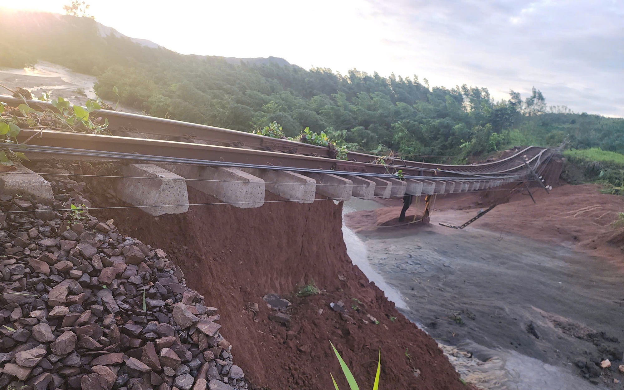 Hàng trăm công nhân nỗ lực khắc phục điểm xói lở ray đường sắt "treo lơ lửng" do bão số 13- Ảnh 10. Đường sắt bị trôi nền đường, ray treo lơ lửng do bão số 13