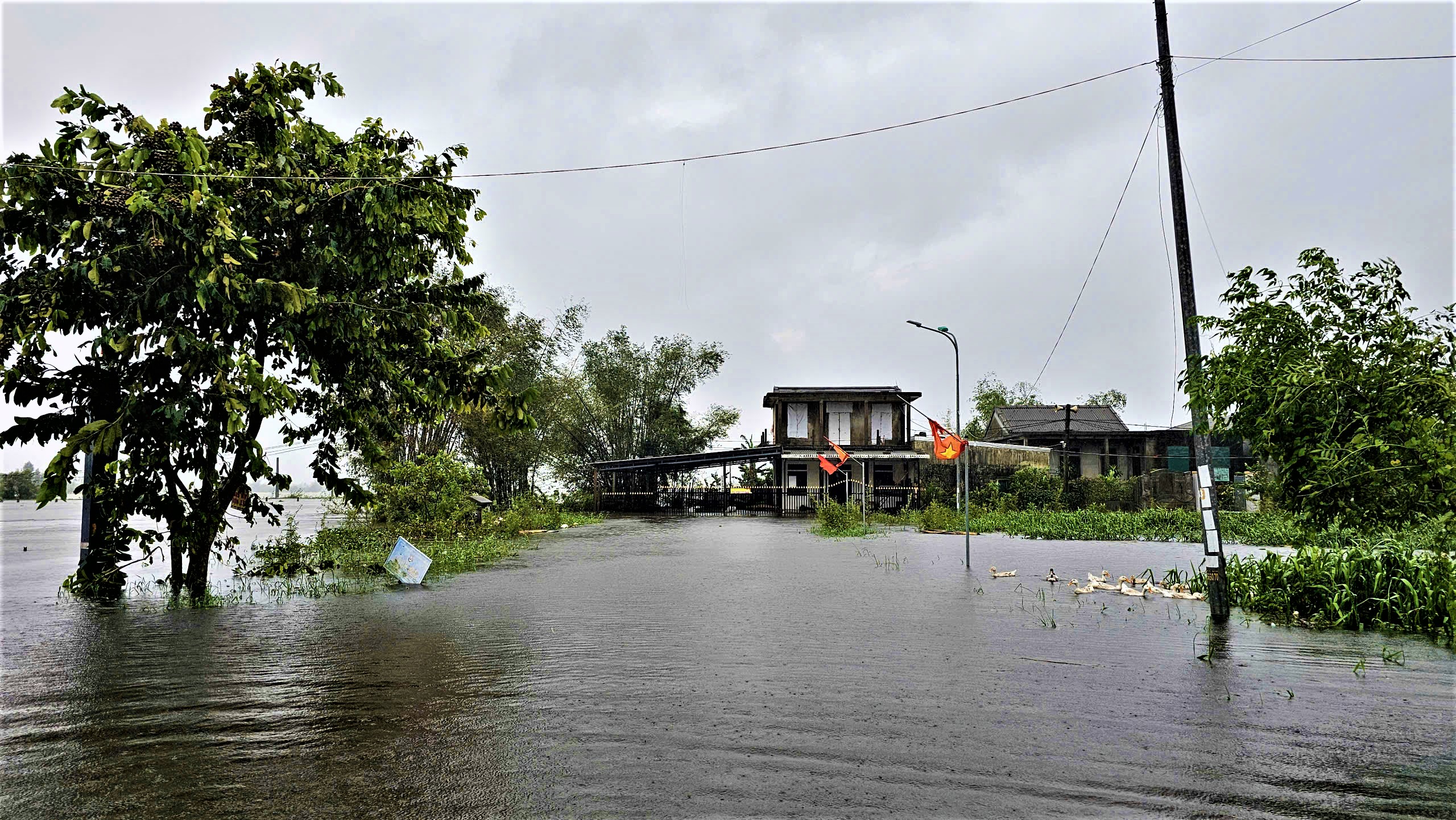 Huế: R&agrave;o chắn một số tuyến đường tỉnh lộ nguy hiểm sau lũ- Ảnh 2.