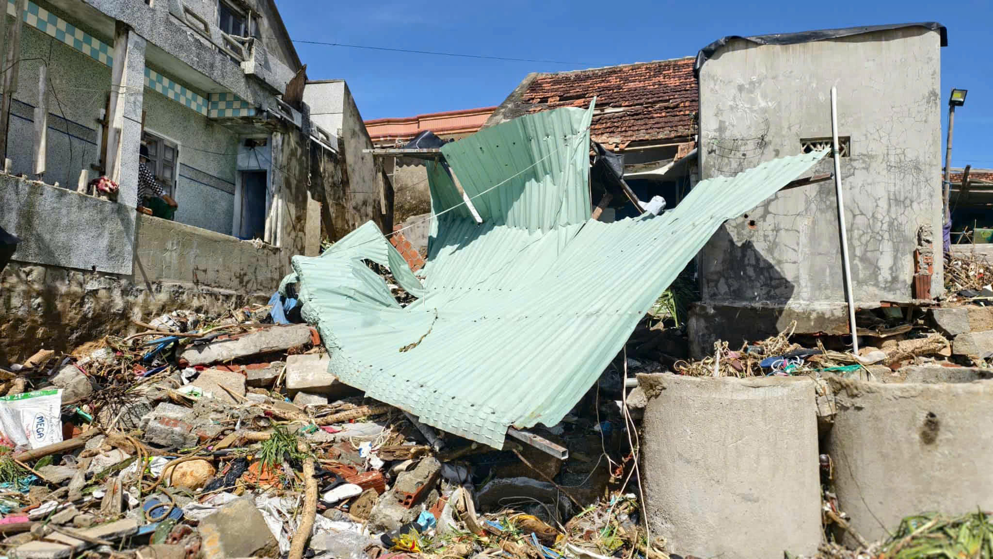 Gia Lai: B&igrave;nh an trở về từ khu sơ t&aacute;n sau b&atilde;o số 13, nhưng nh&agrave; chẳng c&ograve;n- Ảnh 7.