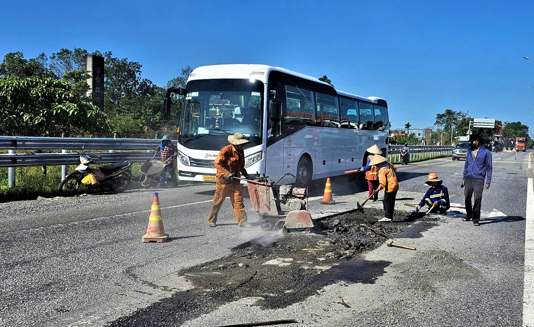 Huế: Tăng tốc sửa chữa mặt đường quốc lộ 1, đảm bảo giao th&ocirc;ng- Ảnh 11.