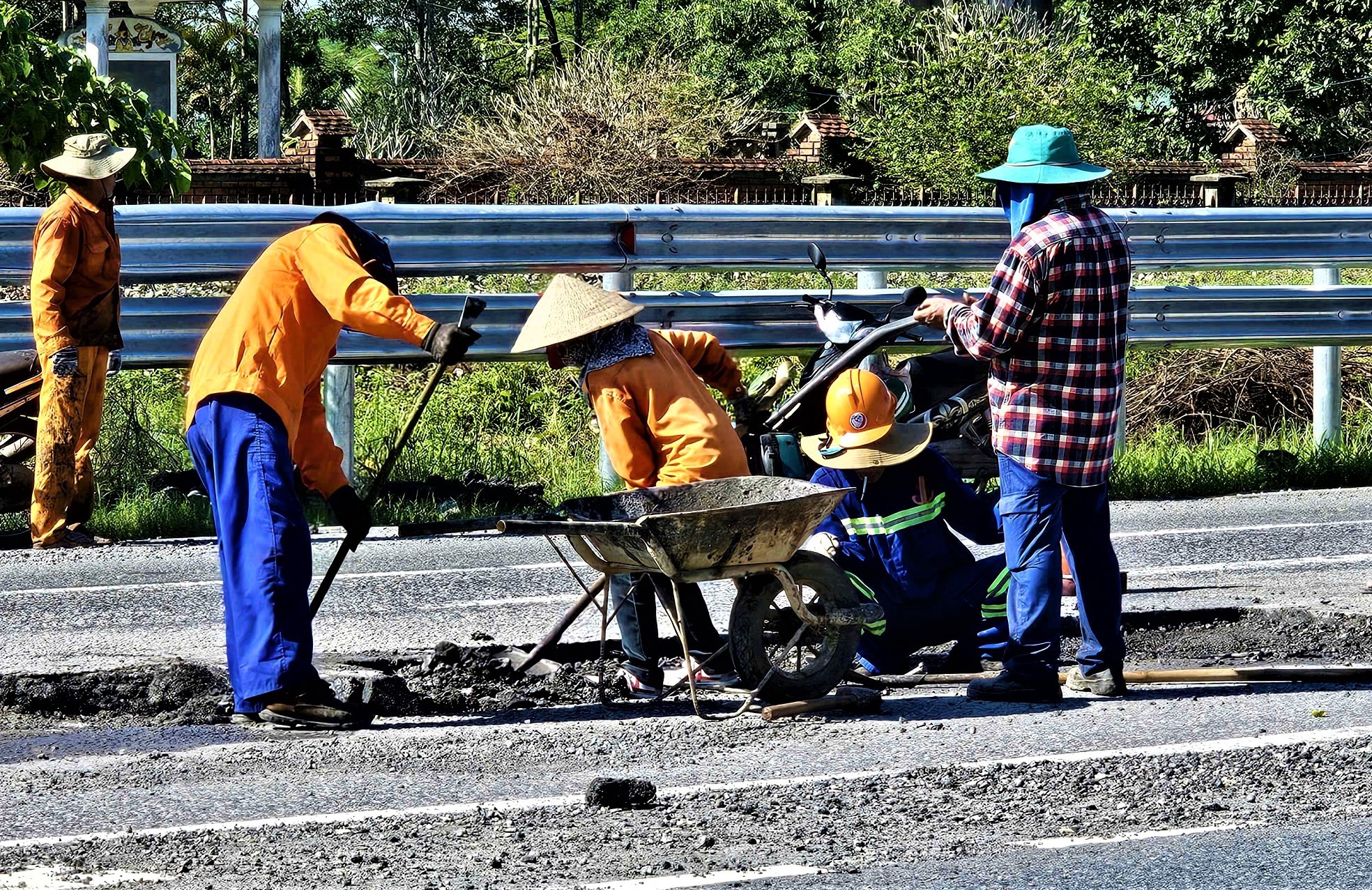 Huế: Tăng tốc sửa chữa mặt đường quốc lộ 1, đảm bảo giao th&ocirc;ng- Ảnh 13.