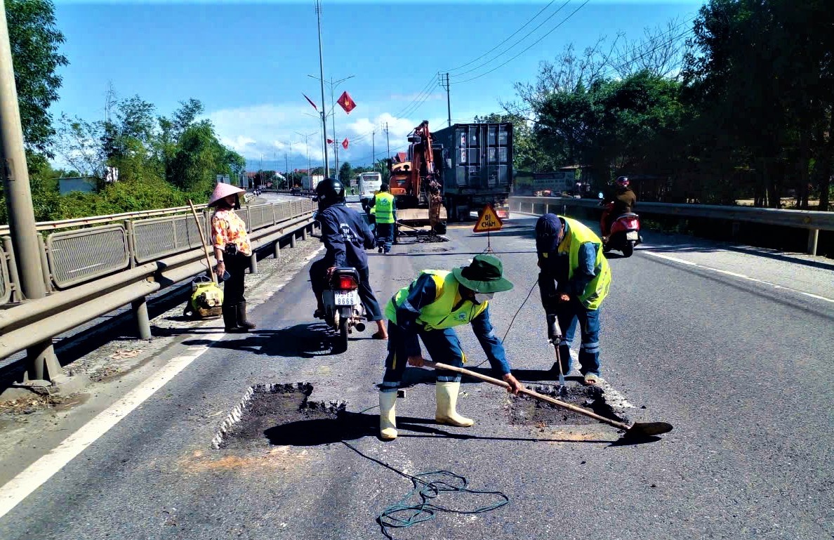 Huế: Tăng tốc sửa chữa mặt đường quốc lộ 1, đảm bảo giao th&ocirc;ng- Ảnh 5.