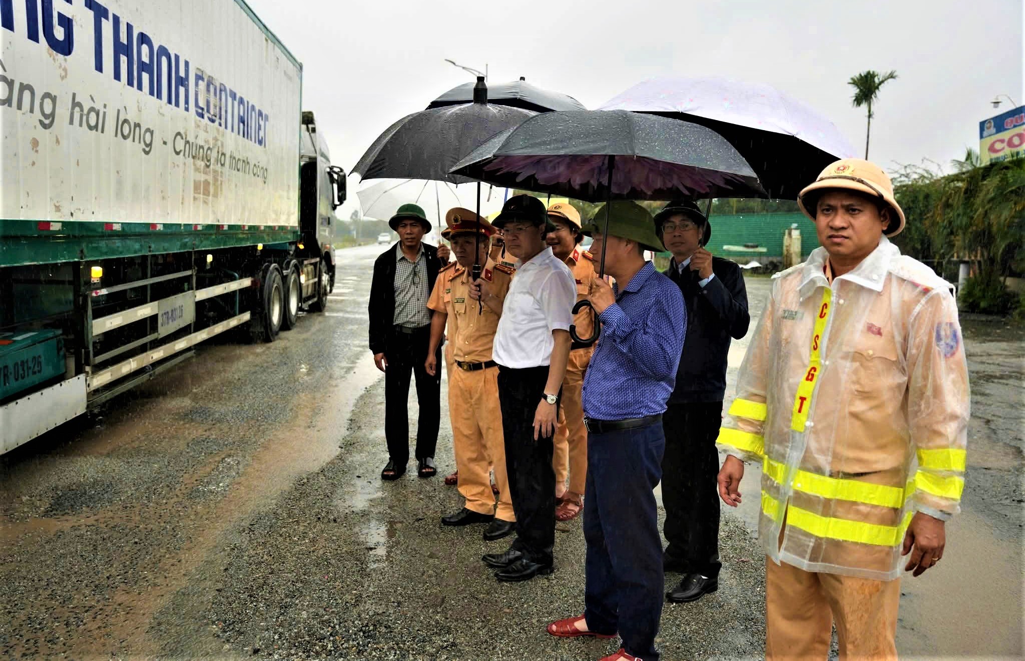 Huế: Tăng tốc sửa chữa mặt đường quốc lộ 1, đảm bảo giao th&ocirc;ng- Ảnh 14.