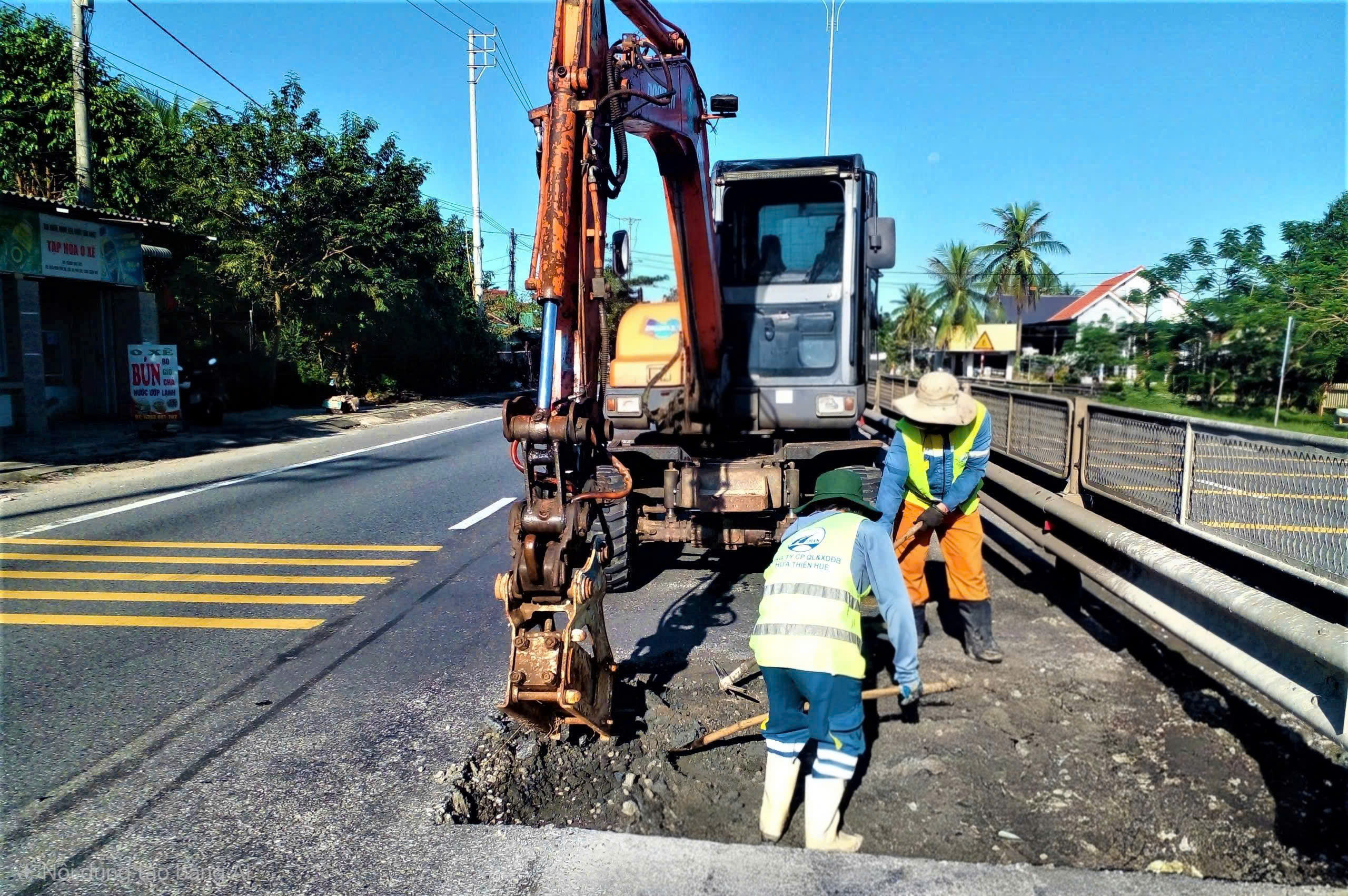 Huế: Tăng tốc sửa chữa mặt đường quốc lộ 1, đảm bảo giao th&ocirc;ng- Ảnh 1.