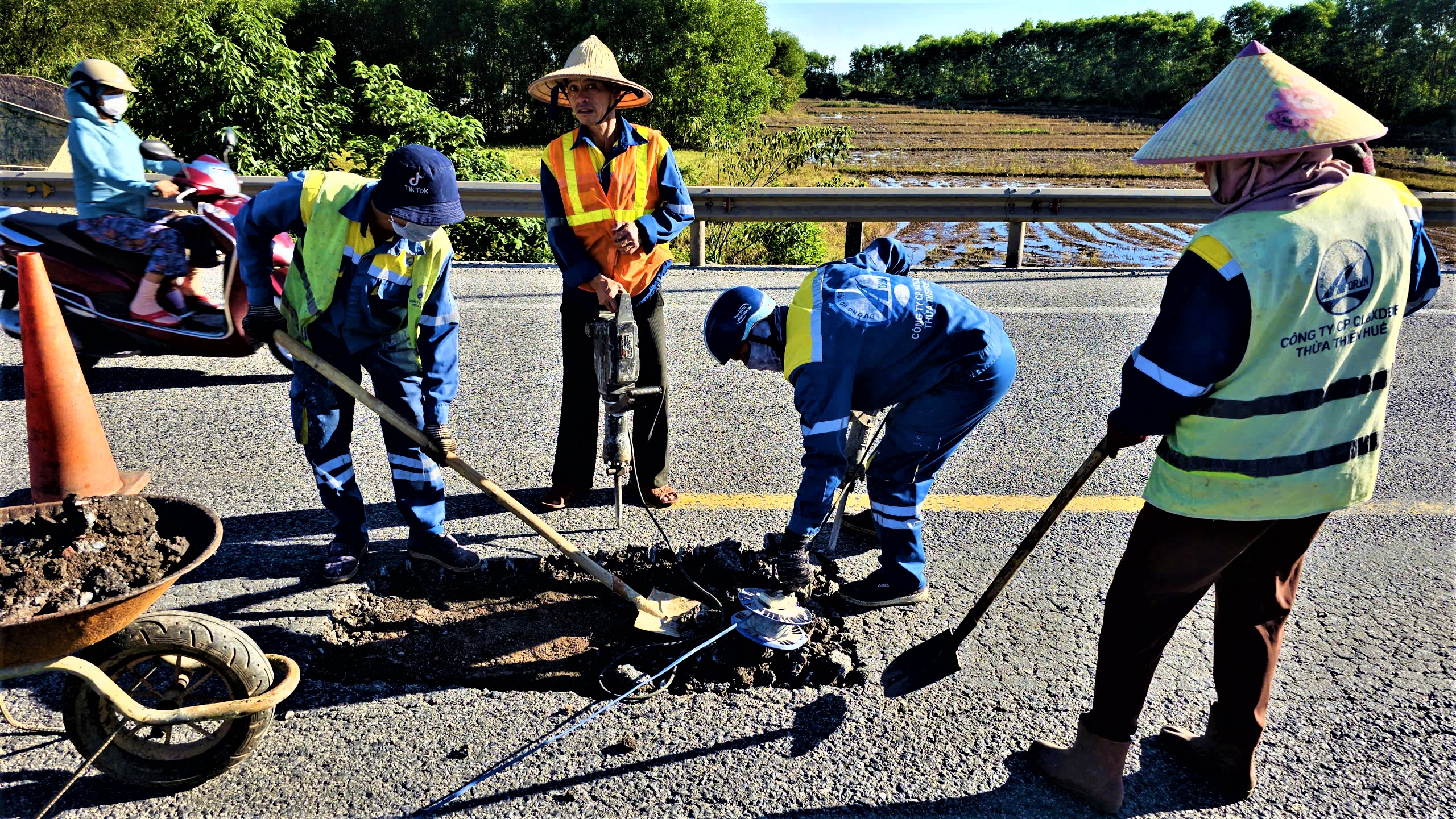 Huế: Tăng tốc sửa chữa mặt đường quốc lộ 1, đảm bảo giao th&ocirc;ng- Ảnh 3.